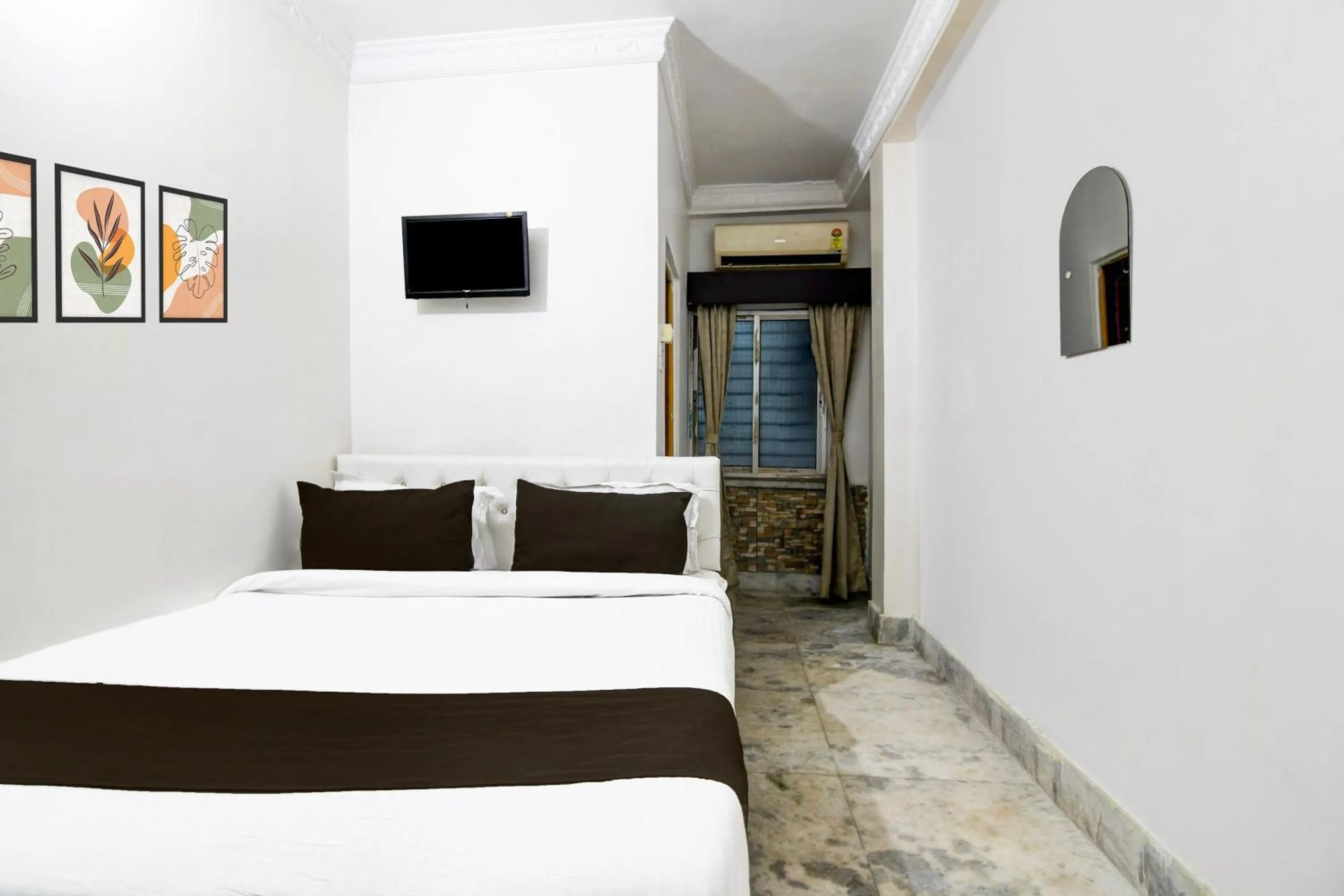 Bedroom in Hotel Continental Restuarant & Cafe