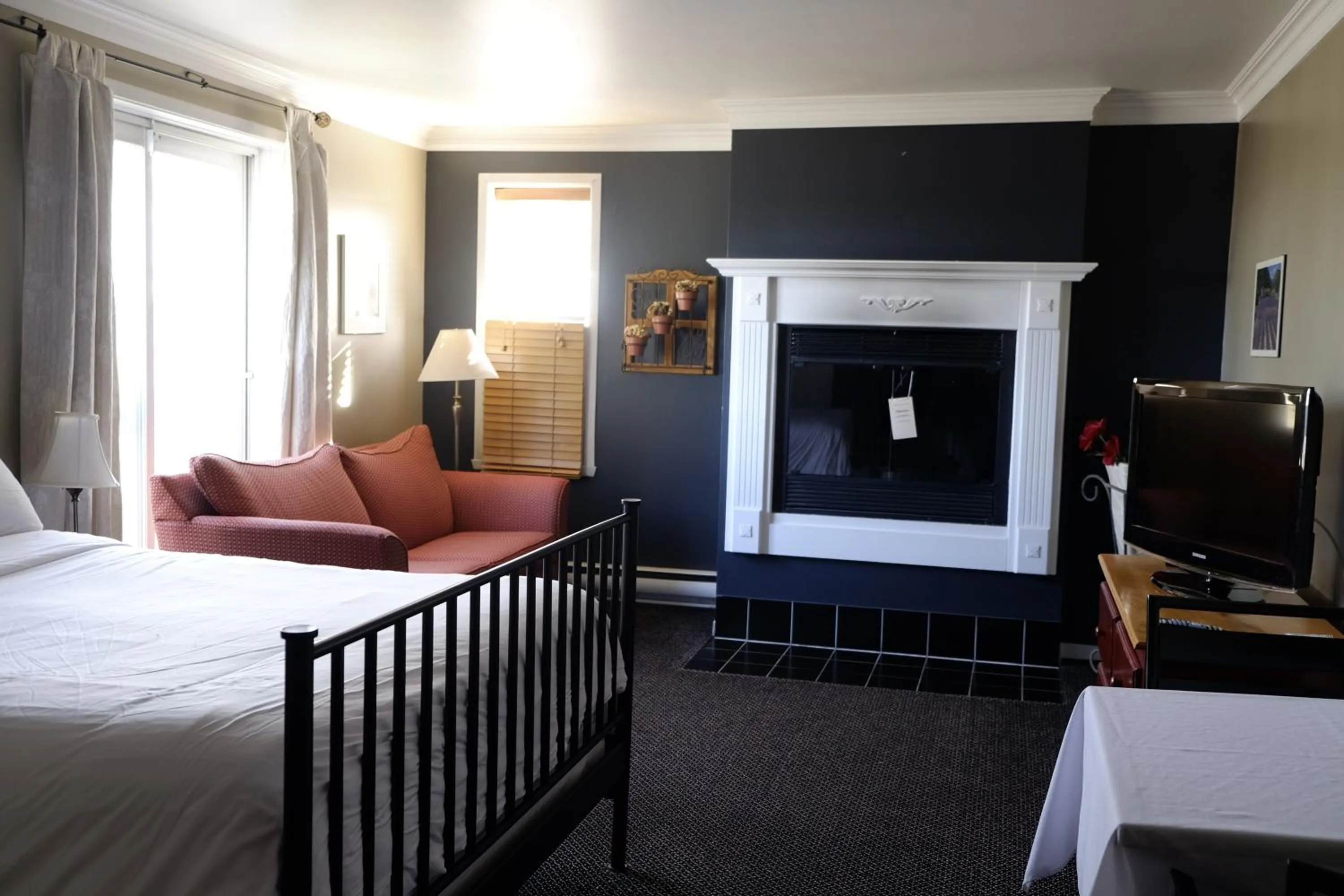 Bed in Auberge La Camarine