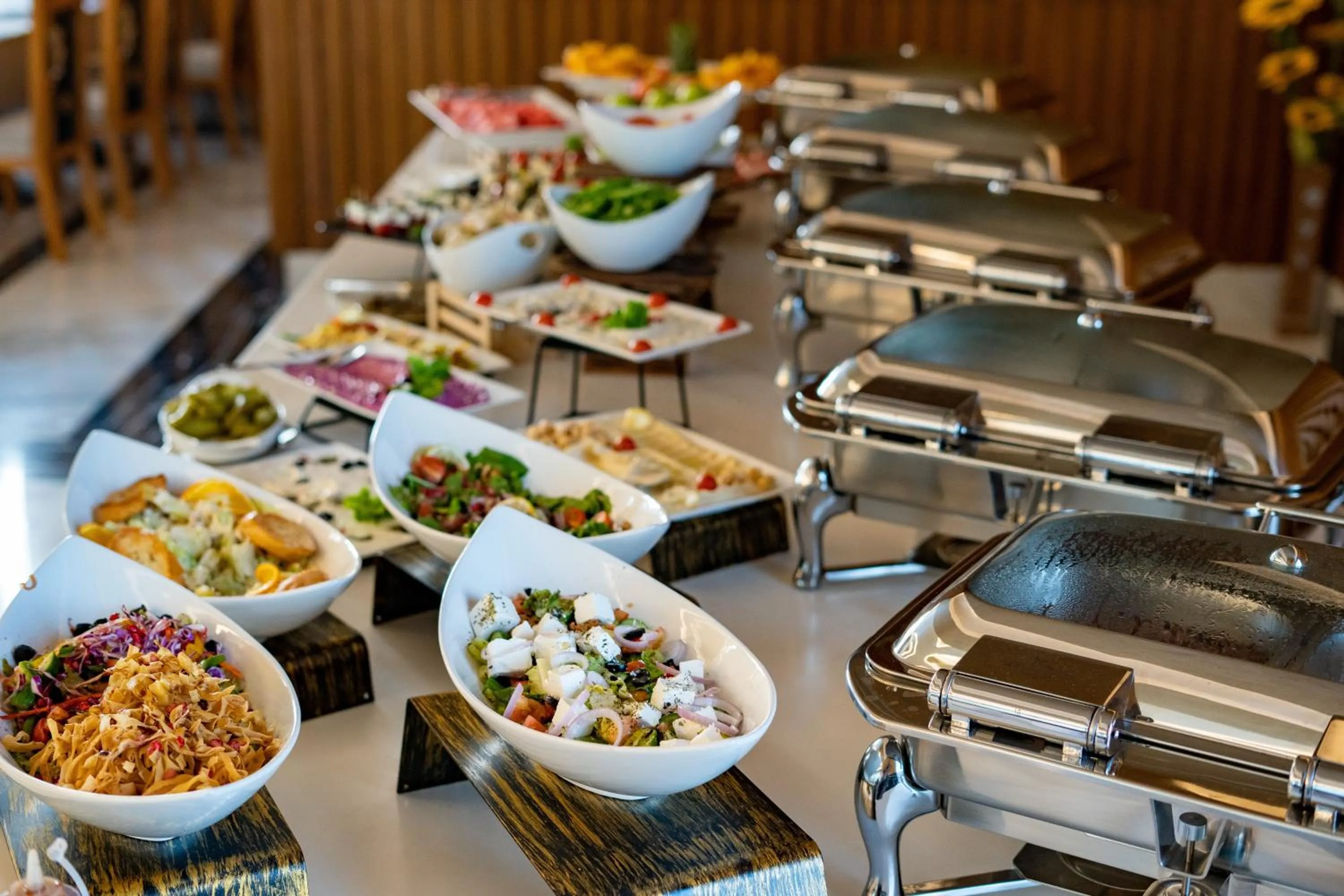 Restaurant/places to eat in Luxe Grand Hotel Apartments