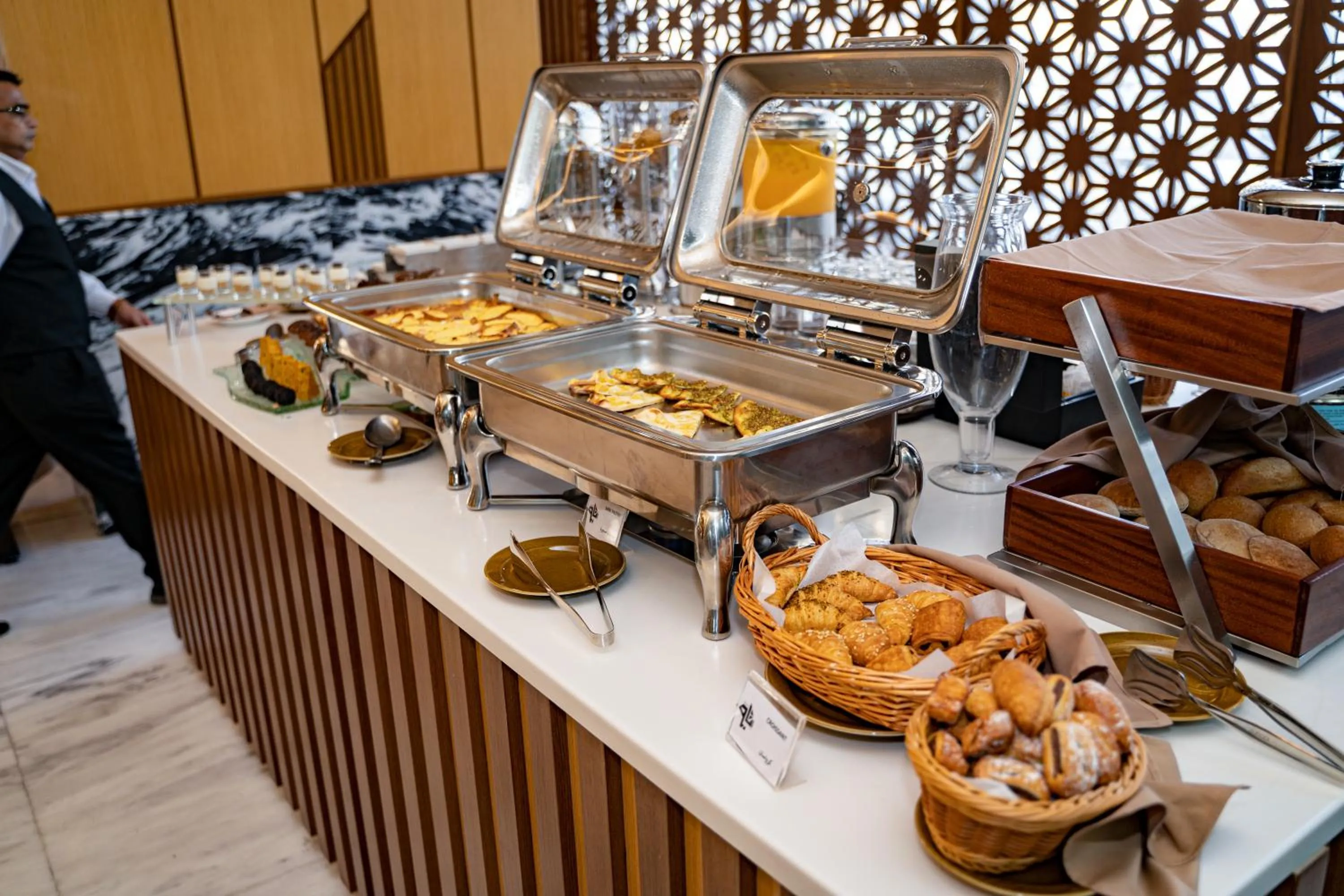 Restaurant/places to eat in Luxe Grand Hotel Apartments