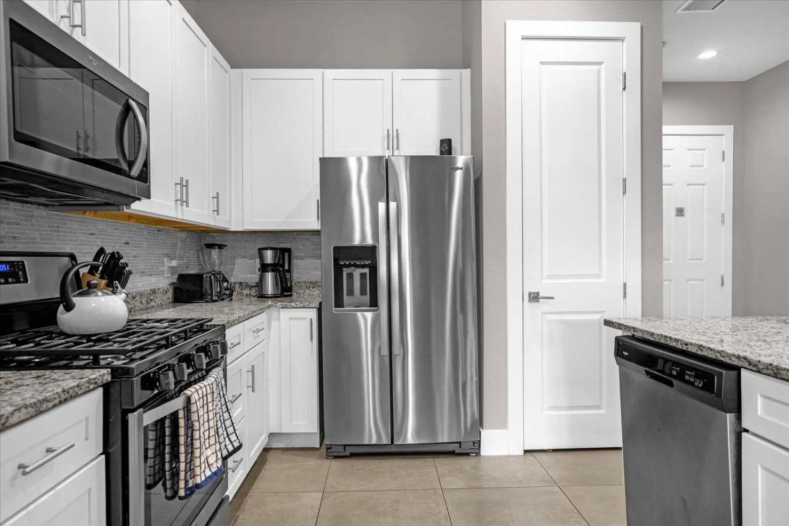 Kitchen or kitchenette in Magical Vacation Home 3 min from Disney