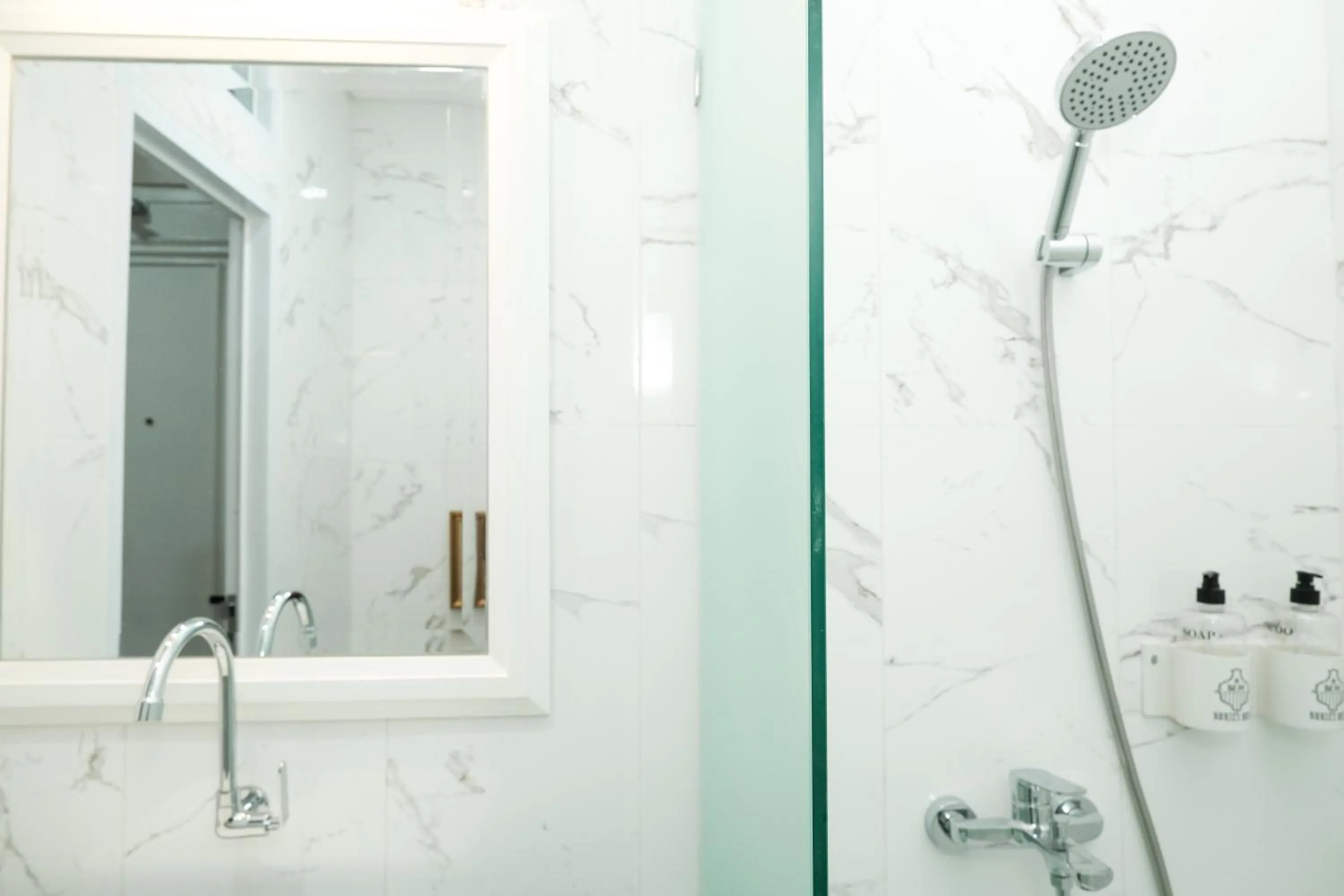 Shower in Nonies Huis Cibubur