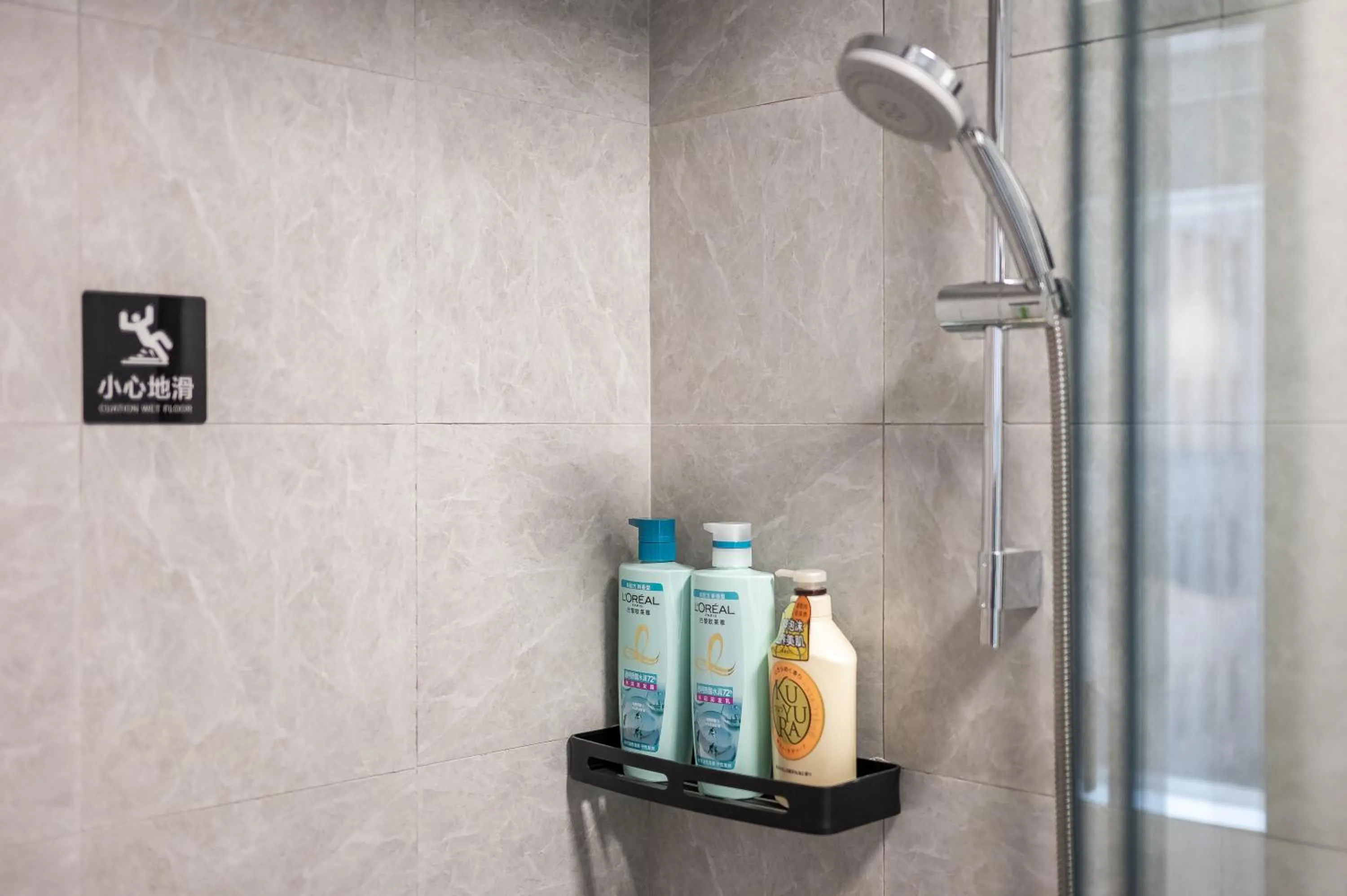 Shower in Dayin International Youth Hostel - East Nanjing Road & People's Square & The Bund Branch