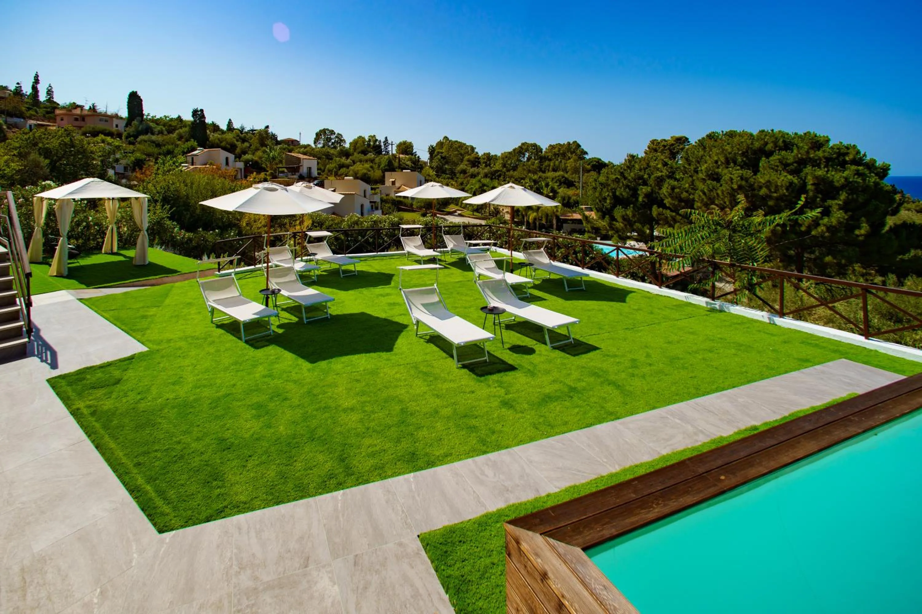 Pater Meus Suites - Sea View, Pool & Parking