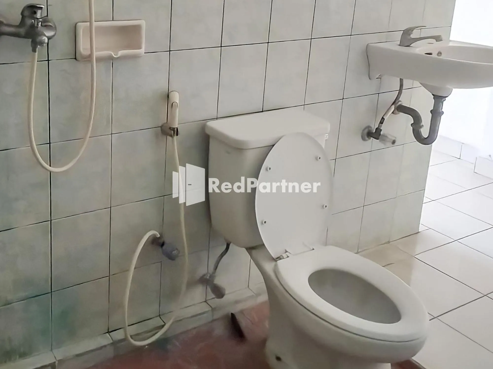 Bathroom in Hotel Makatembo Tomohon Mitra RedDoorz