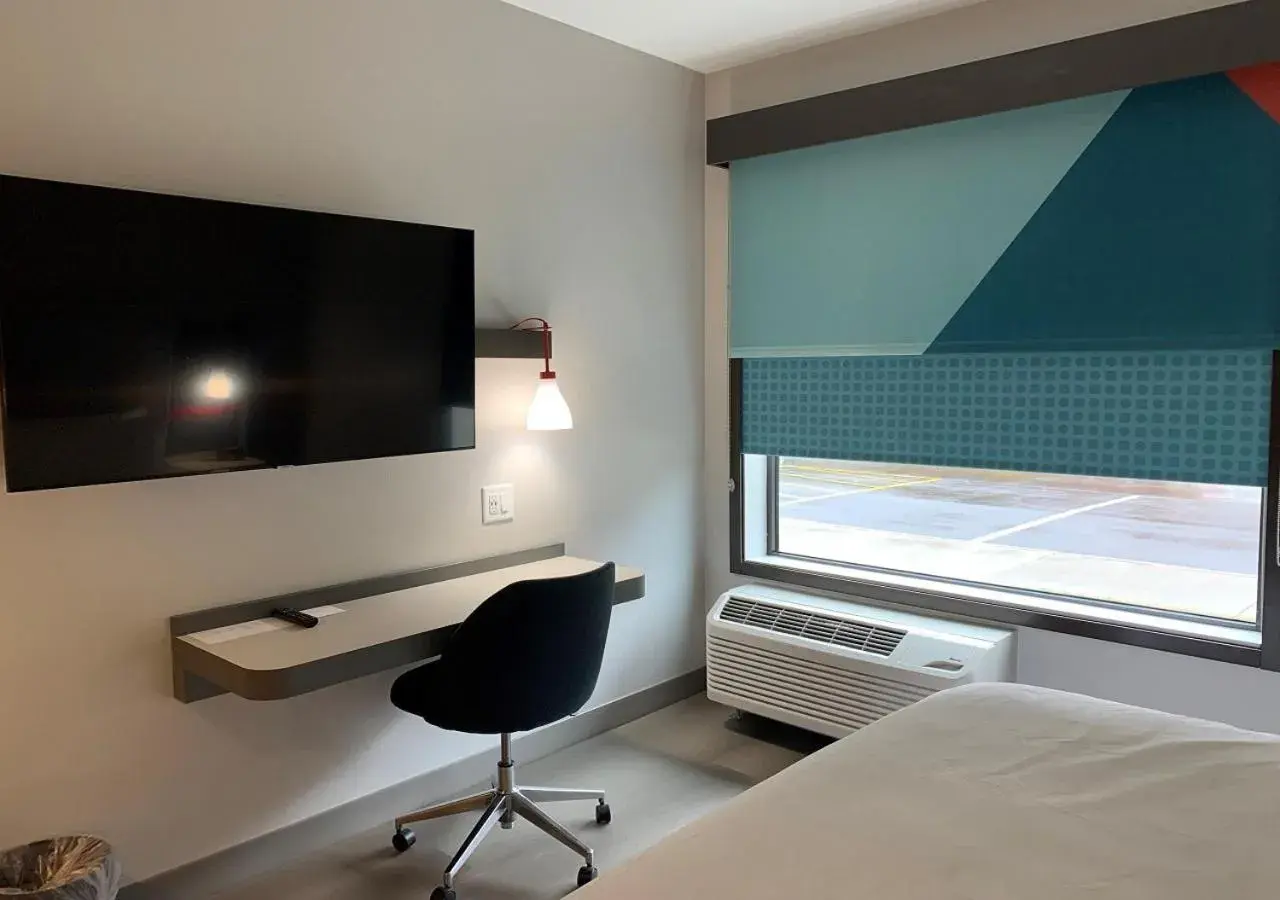 King Room with Roll In Shower - Non-Smoking in avid hotels - Salem by IHG King Room with Roll In Shower - Non-Smoking in avid hotels - Salem by IHG