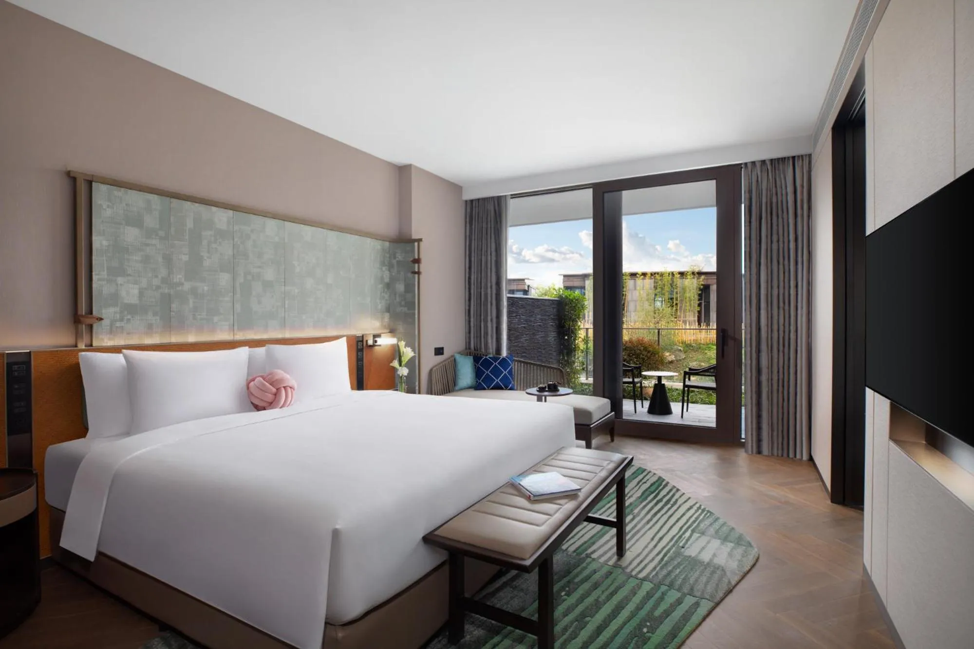 Bed in Hotel Indigo Suzhou Yangcheng Lake by IHG