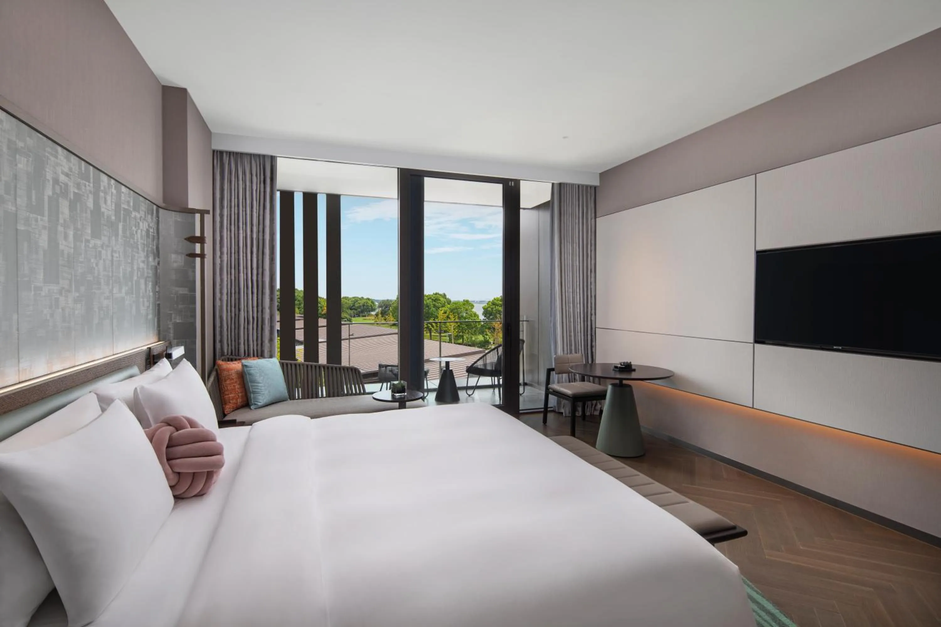 Photo of the whole room, Bed in Hotel Indigo Suzhou Yangcheng Lake by IHG