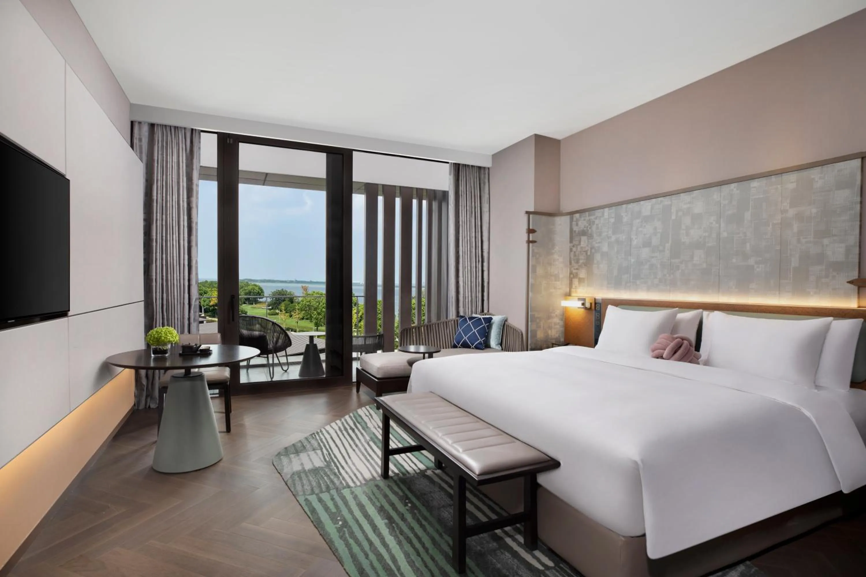 Photo of the whole room, Bed in Hotel Indigo Suzhou Yangcheng Lake by IHG