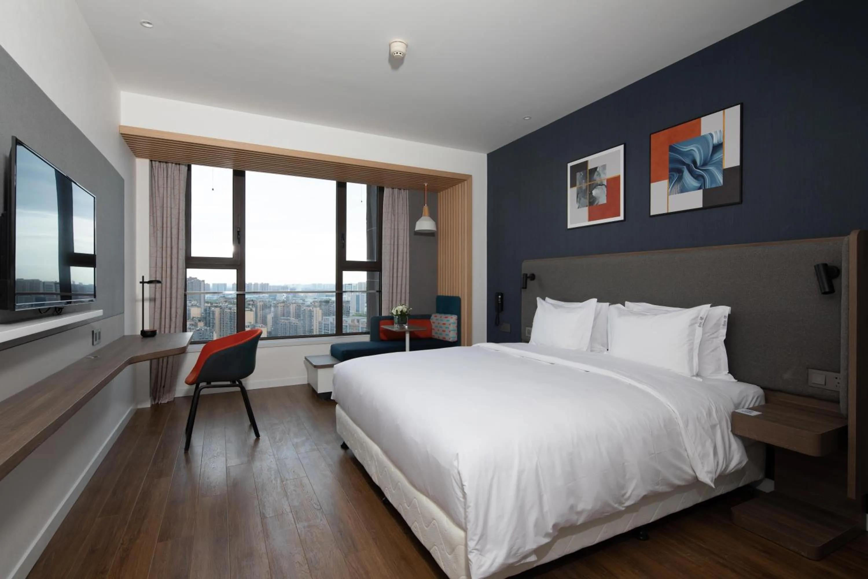 Photo of the whole room, Bed in Holiday Inn Express Xi'an High Tech South by IHG