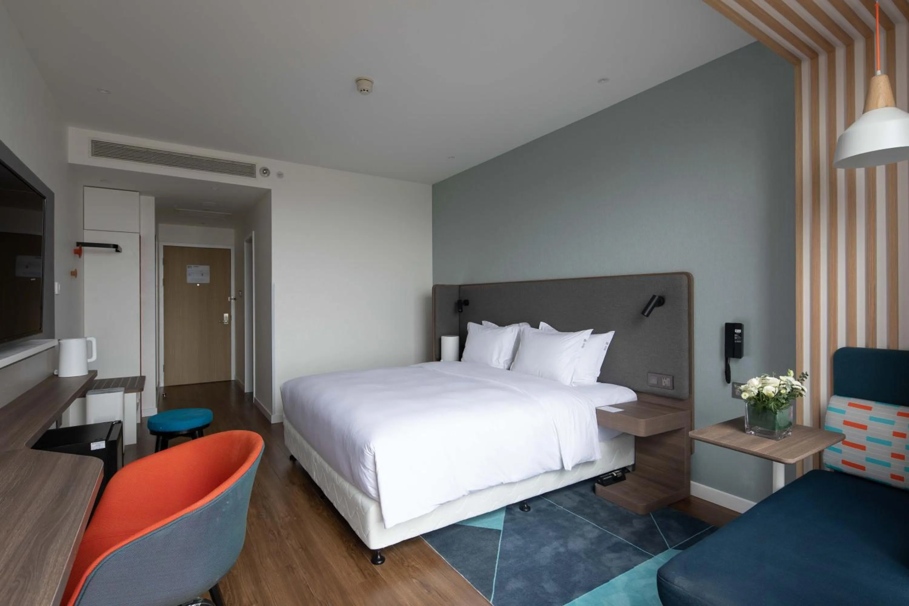 Photo of the whole room, Bed in Holiday Inn Express Xi'an High Tech South by IHG