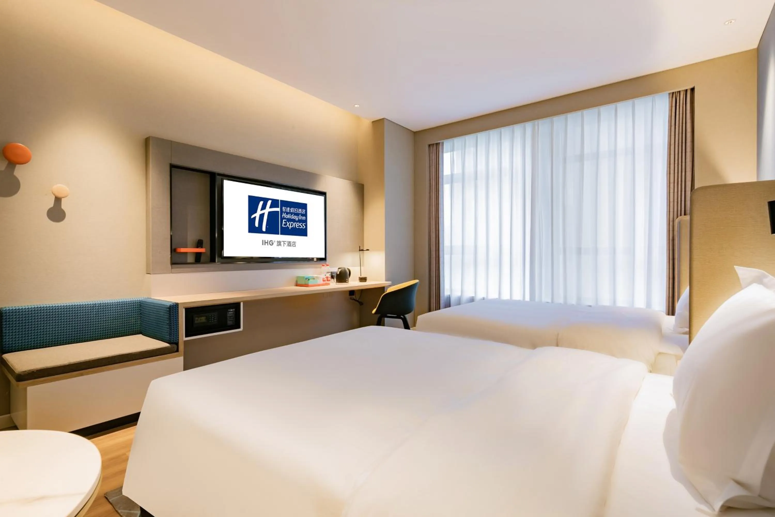 Photo of the whole room, Bed in Holiday Inn Express Xi'an High Tech Zone North by IHG