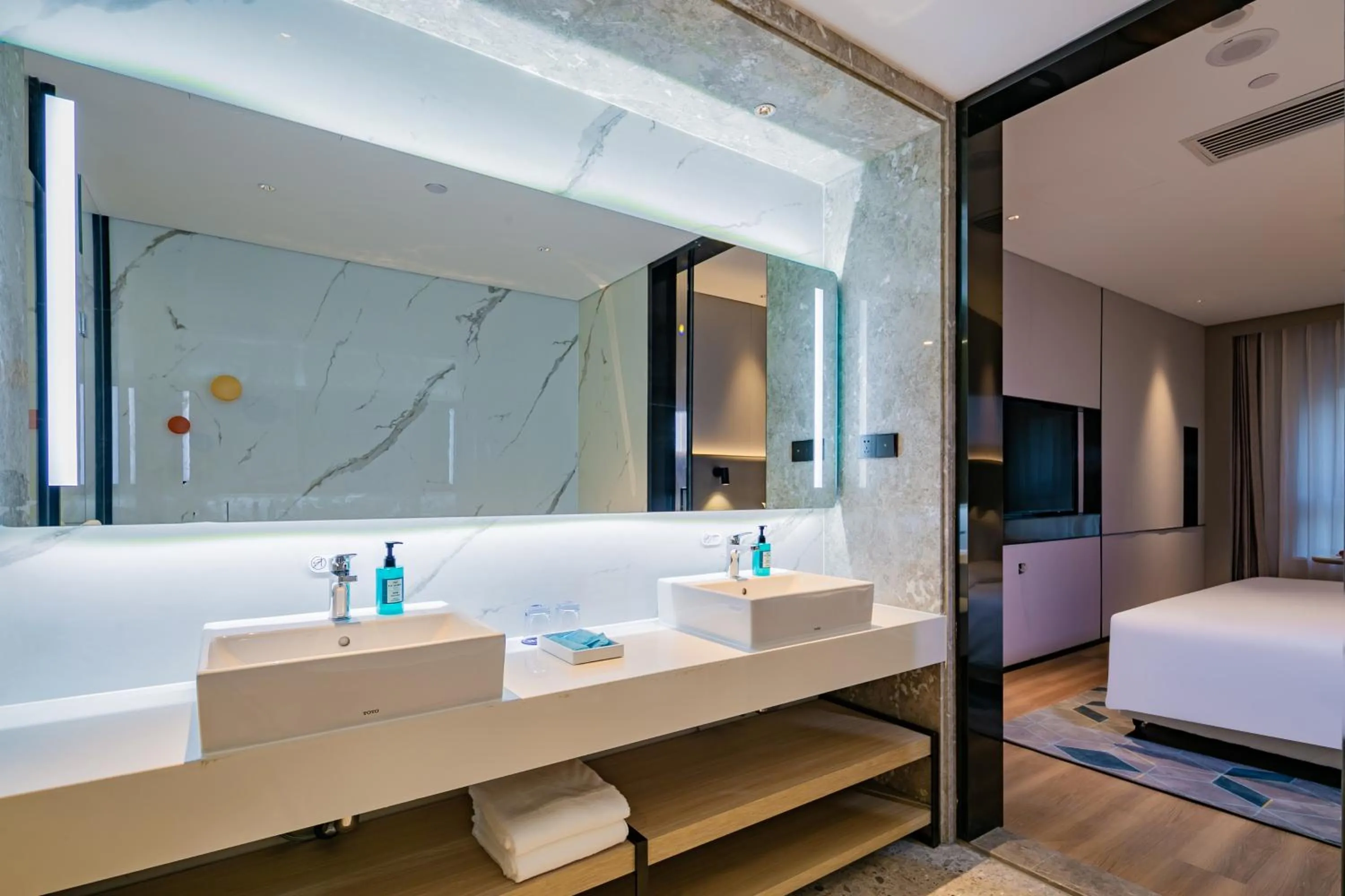 Bathroom, Bed in Holiday Inn Express Xi'an High Tech Zone North by IHG