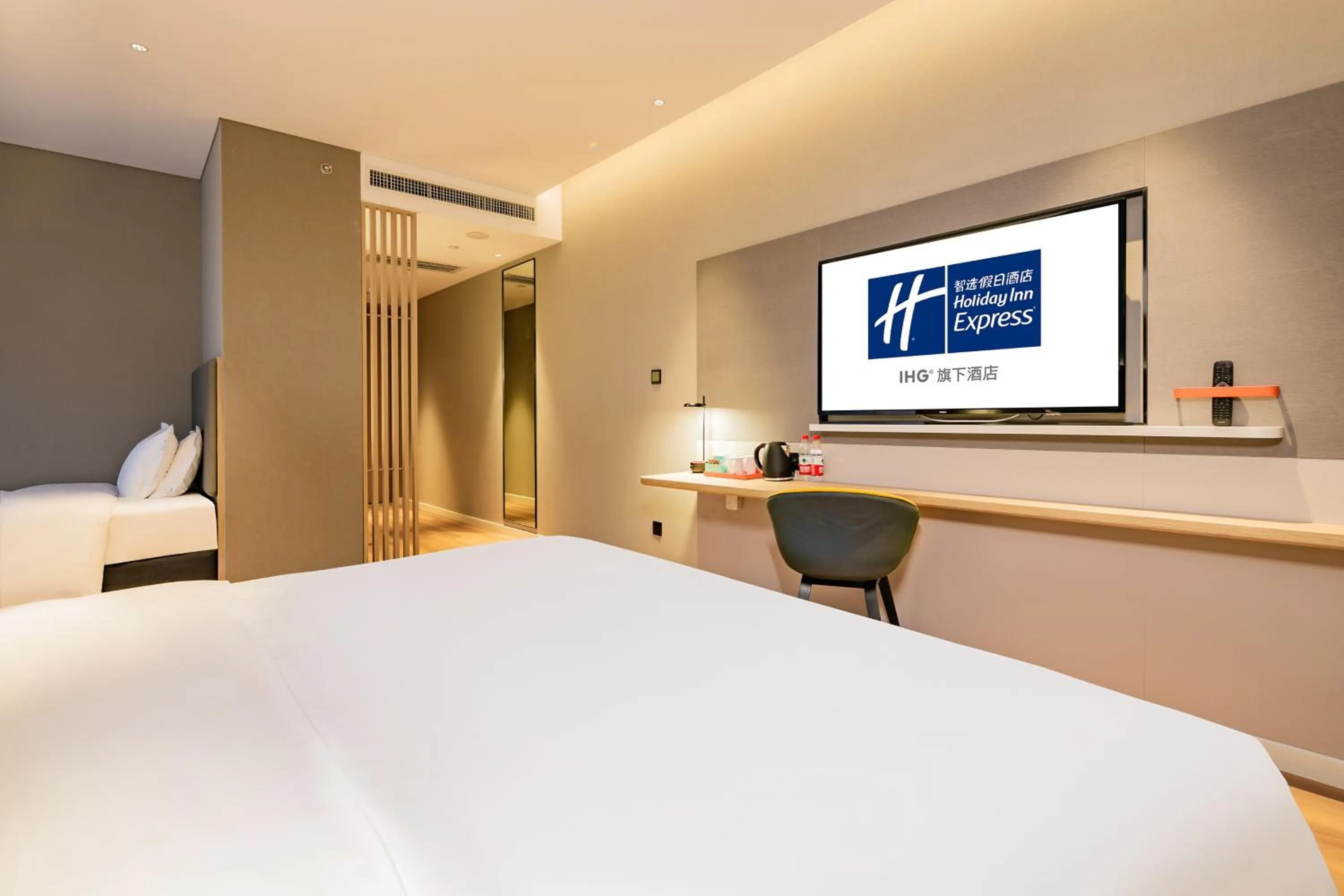 Photo of the whole room, Bed in Holiday Inn Express Xi'an High Tech Zone North by IHG