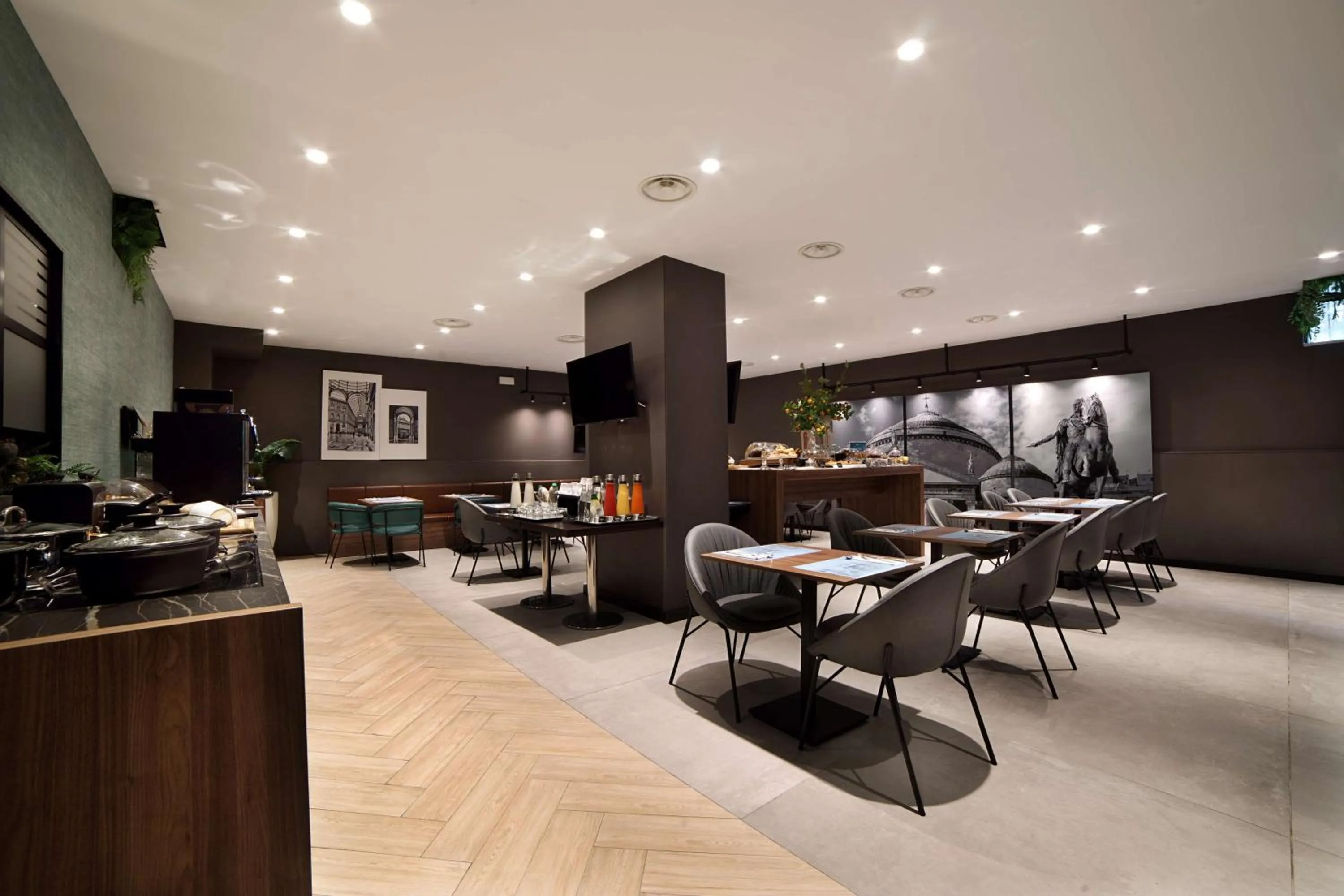 Restaurant/places to eat in Radisson Hotel Nola Naples