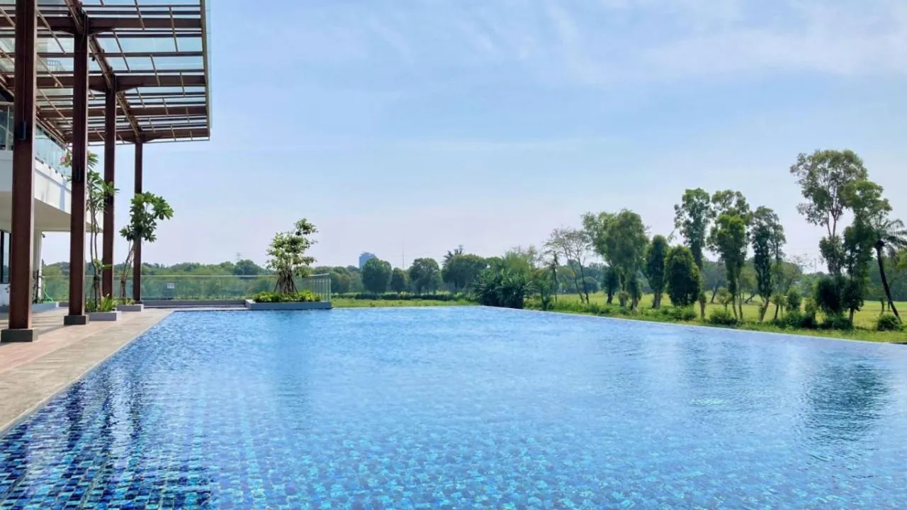 Swimming pool in Kawana Golf Residence