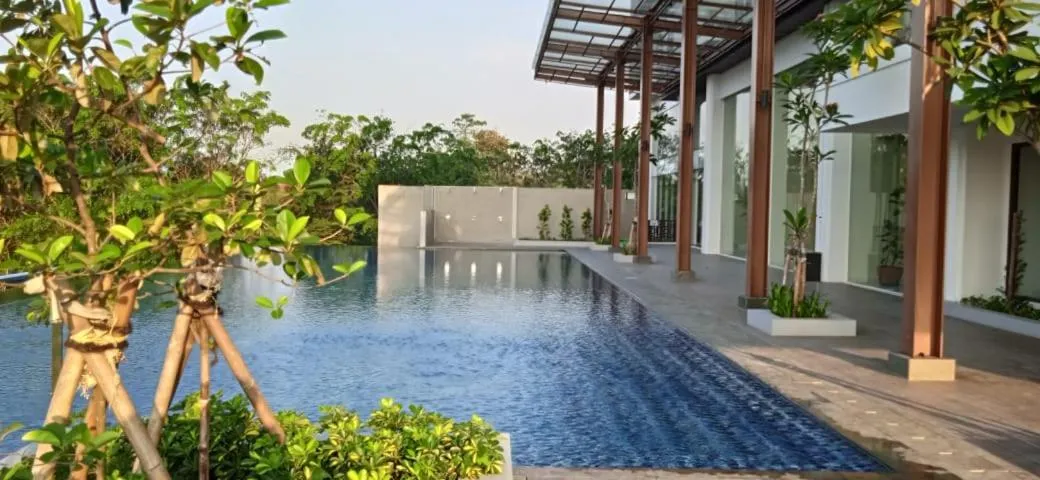 Swimming pool in Kawana Golf Residence