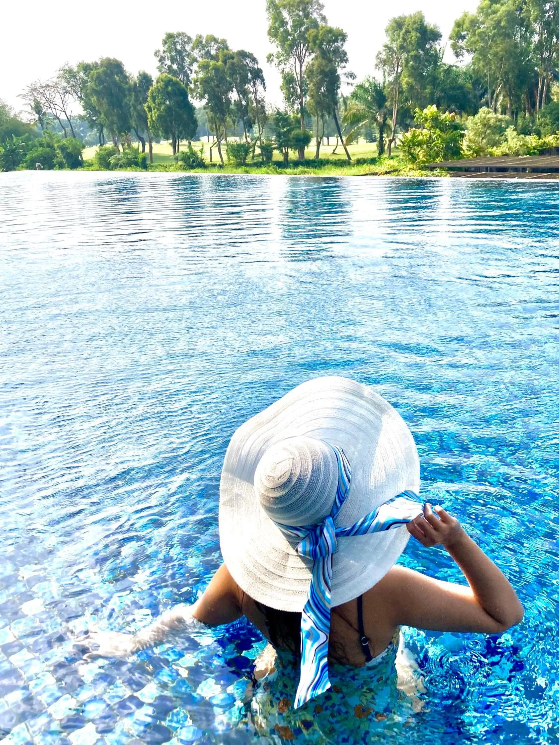 Swimming pool in Kawana Golf Residence