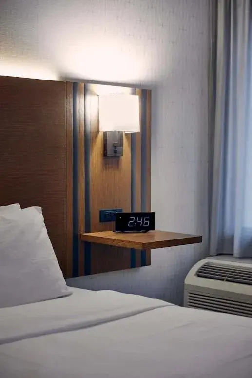 Non Smoking 1 King Kitchenette - single occupancy in Stay Inn Express Toronto Non Smoking 1 King Kitchenette - single occupancy in Stay Inn Express Toronto
