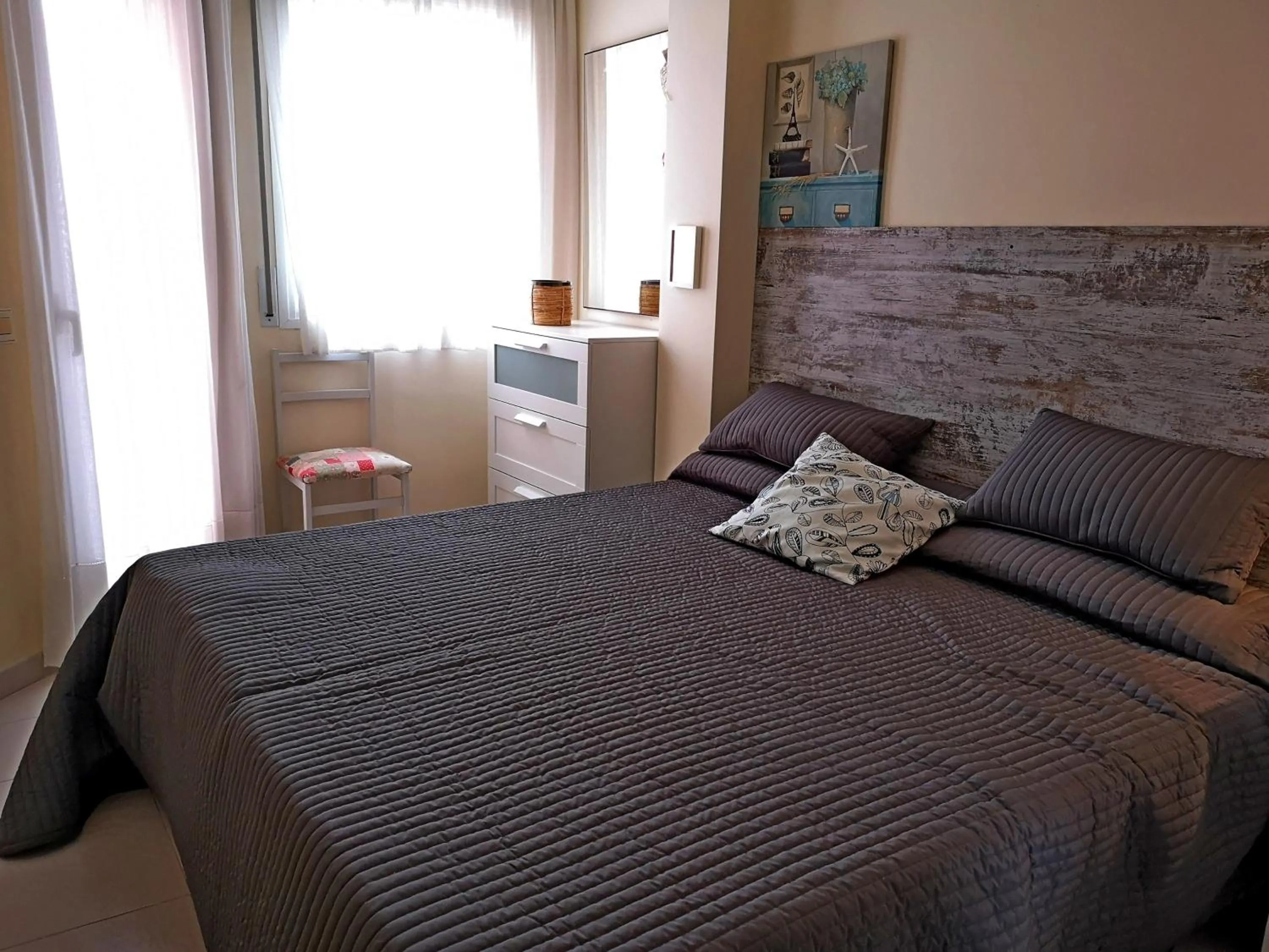 Bedroom, Bed in LLOGUER30 Apartamento Lotus, piscina y parquing