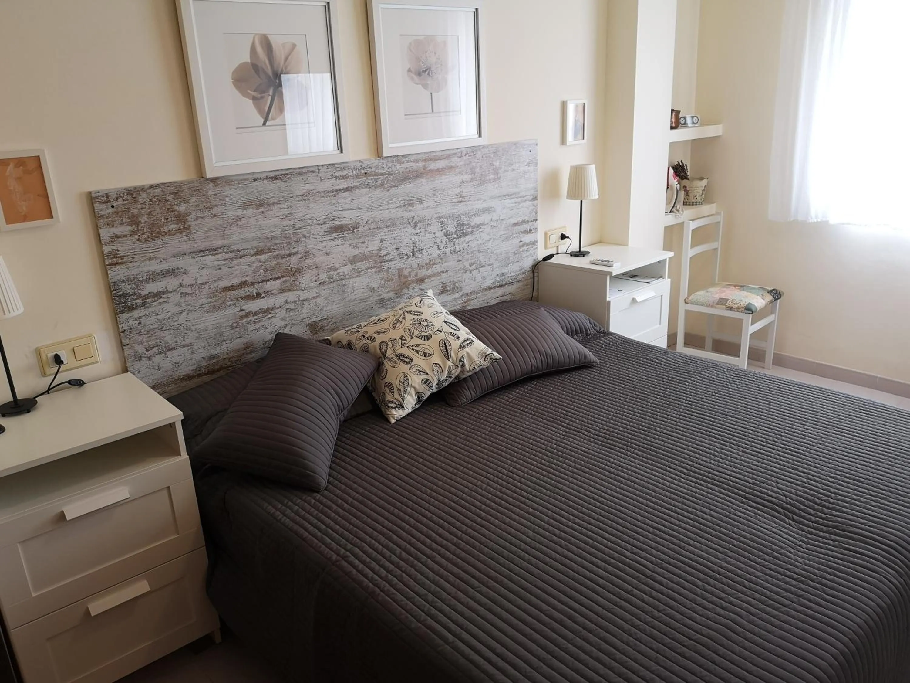 Bedroom, Bed in LLOGUER30 Apartamento Lotus, piscina y parquing