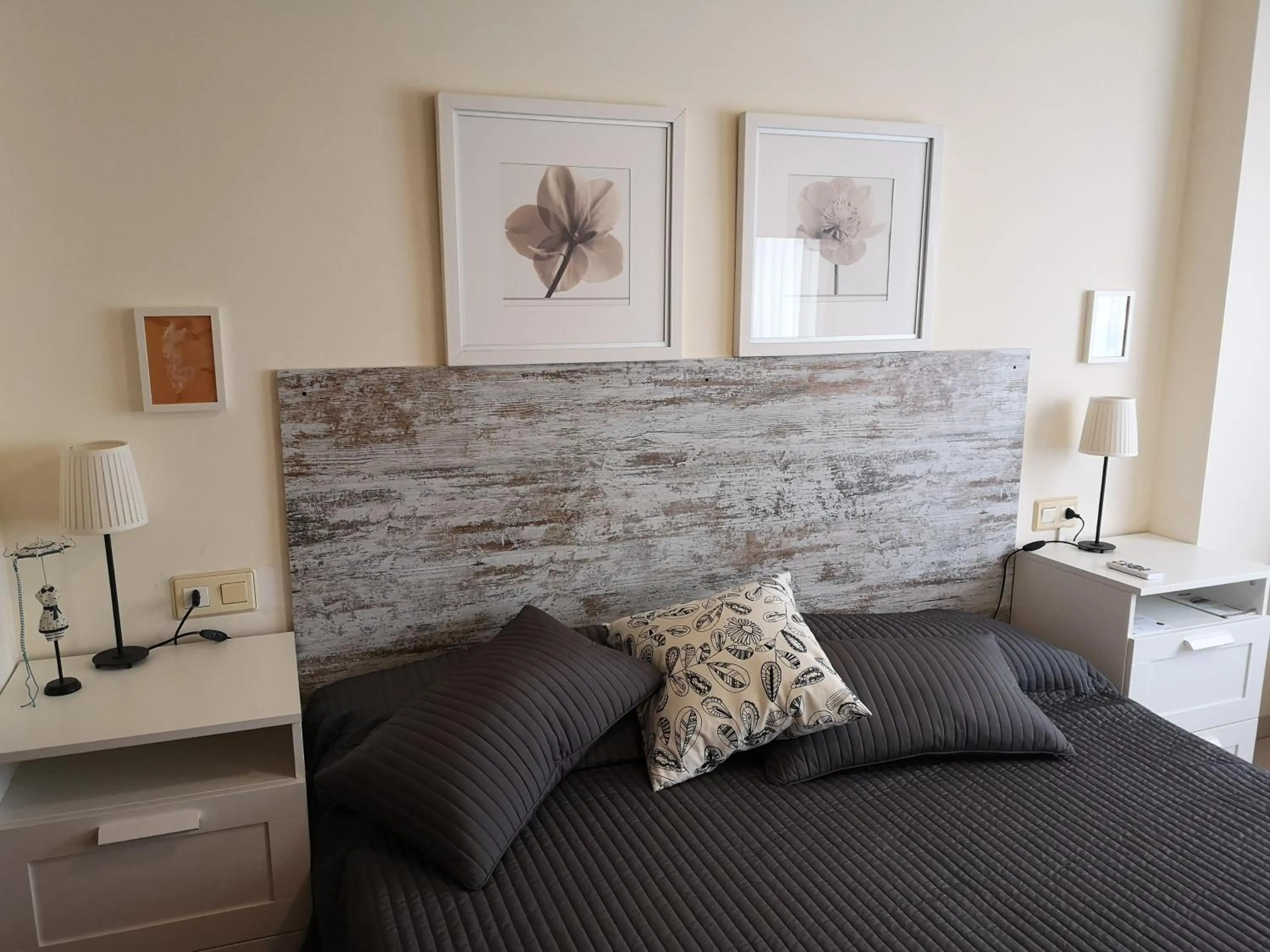 Bedroom, Bed in LLOGUER30 Apartamento Lotus, piscina y parquing