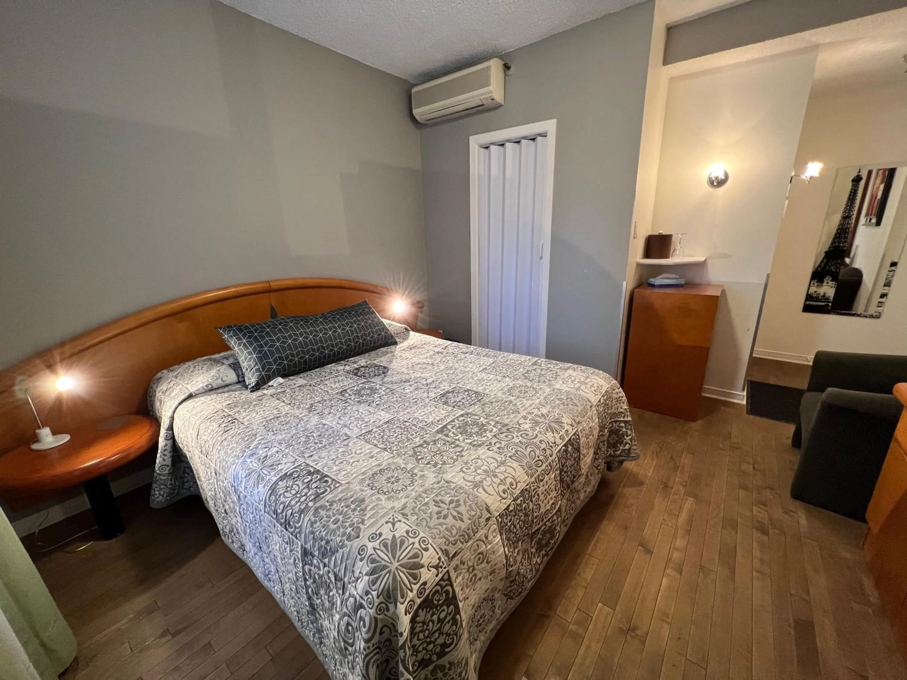 Bed in Auberge Le Pomerol