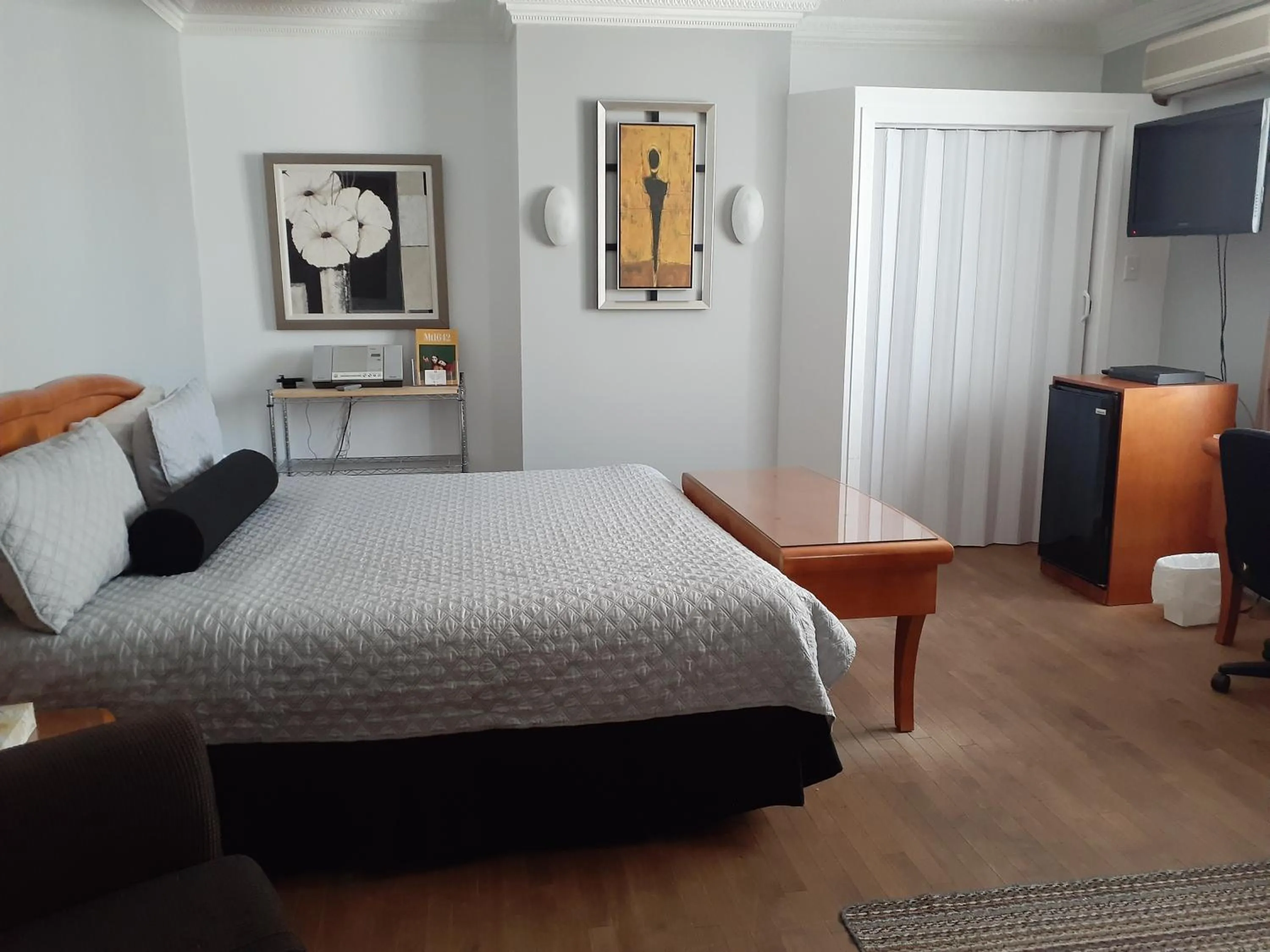 Bed in Auberge Le Pomerol