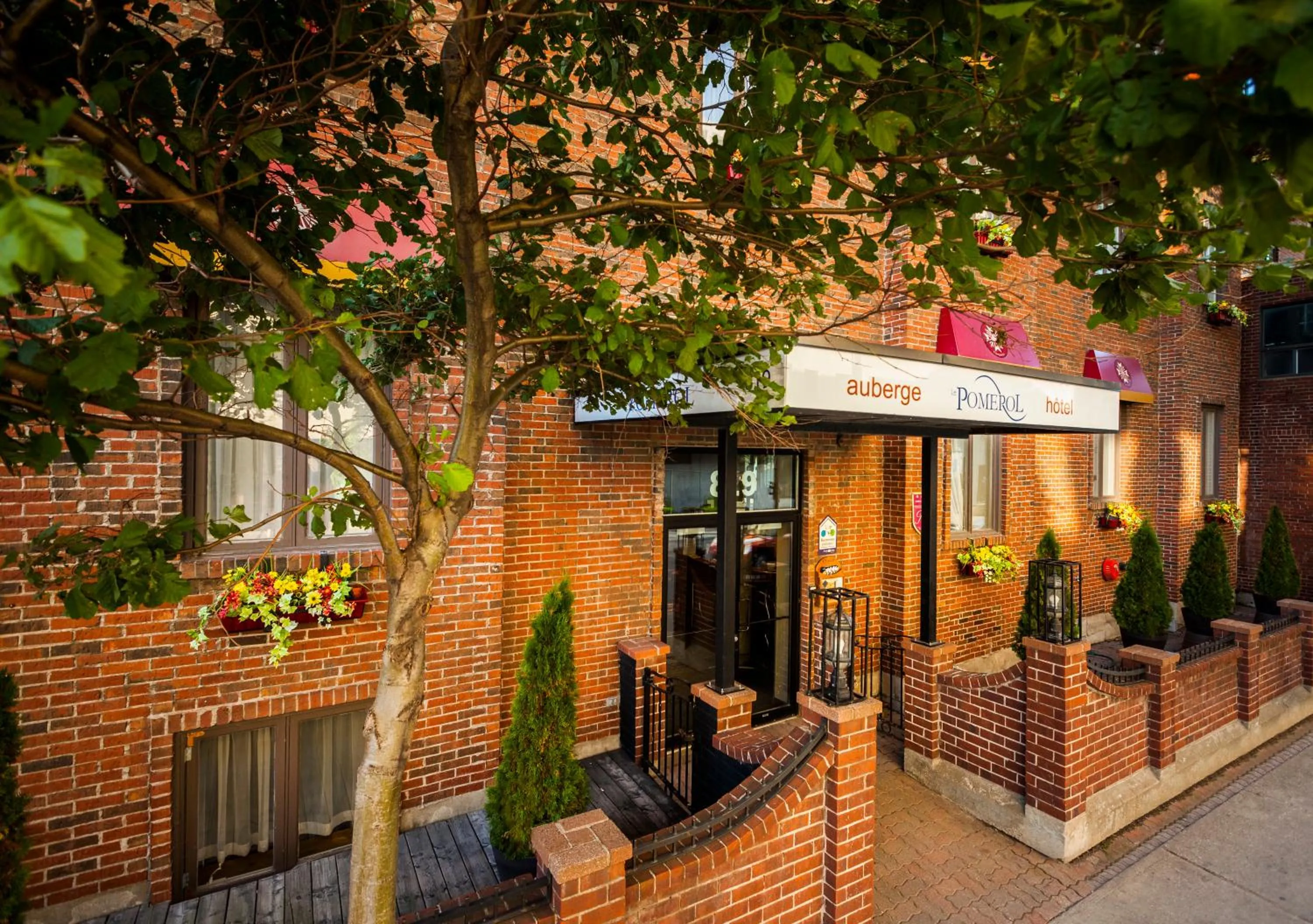 Facade/entrance in Auberge Le Pomerol