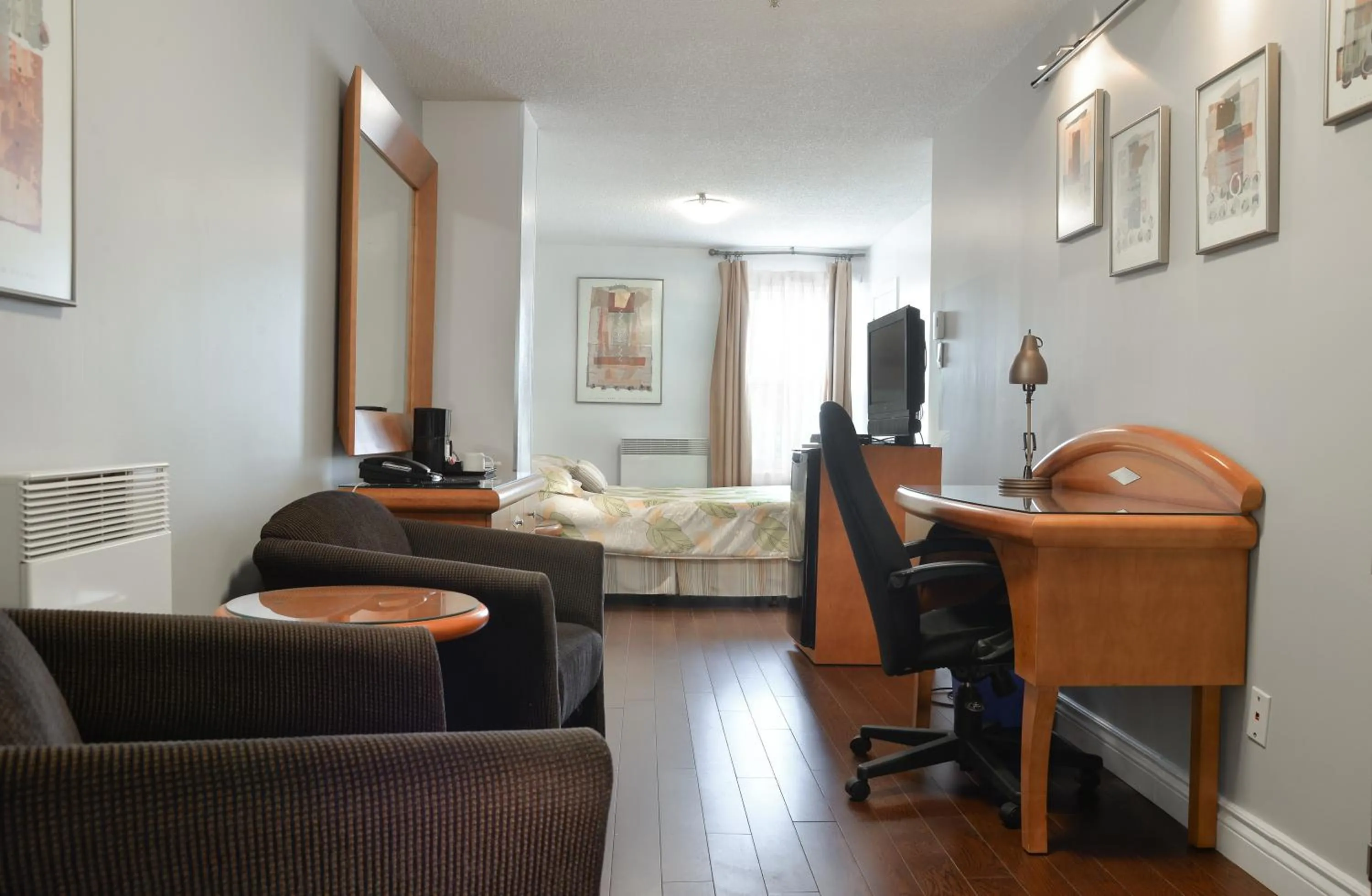 Photo of the whole room, Seating Area in Auberge Le Pomerol