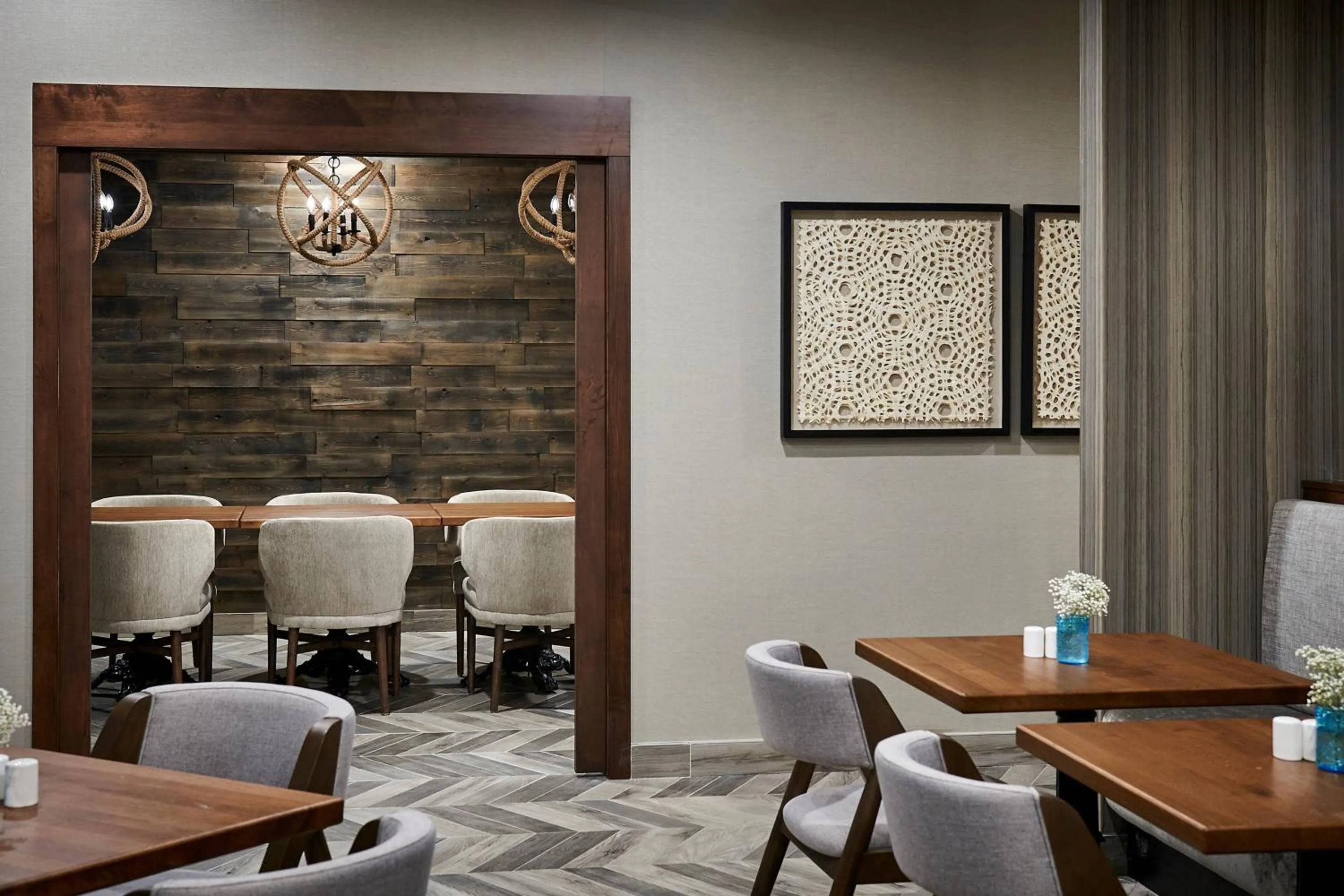 Lounge or bar in Delta Hotels by Marriott Toronto Mississauga