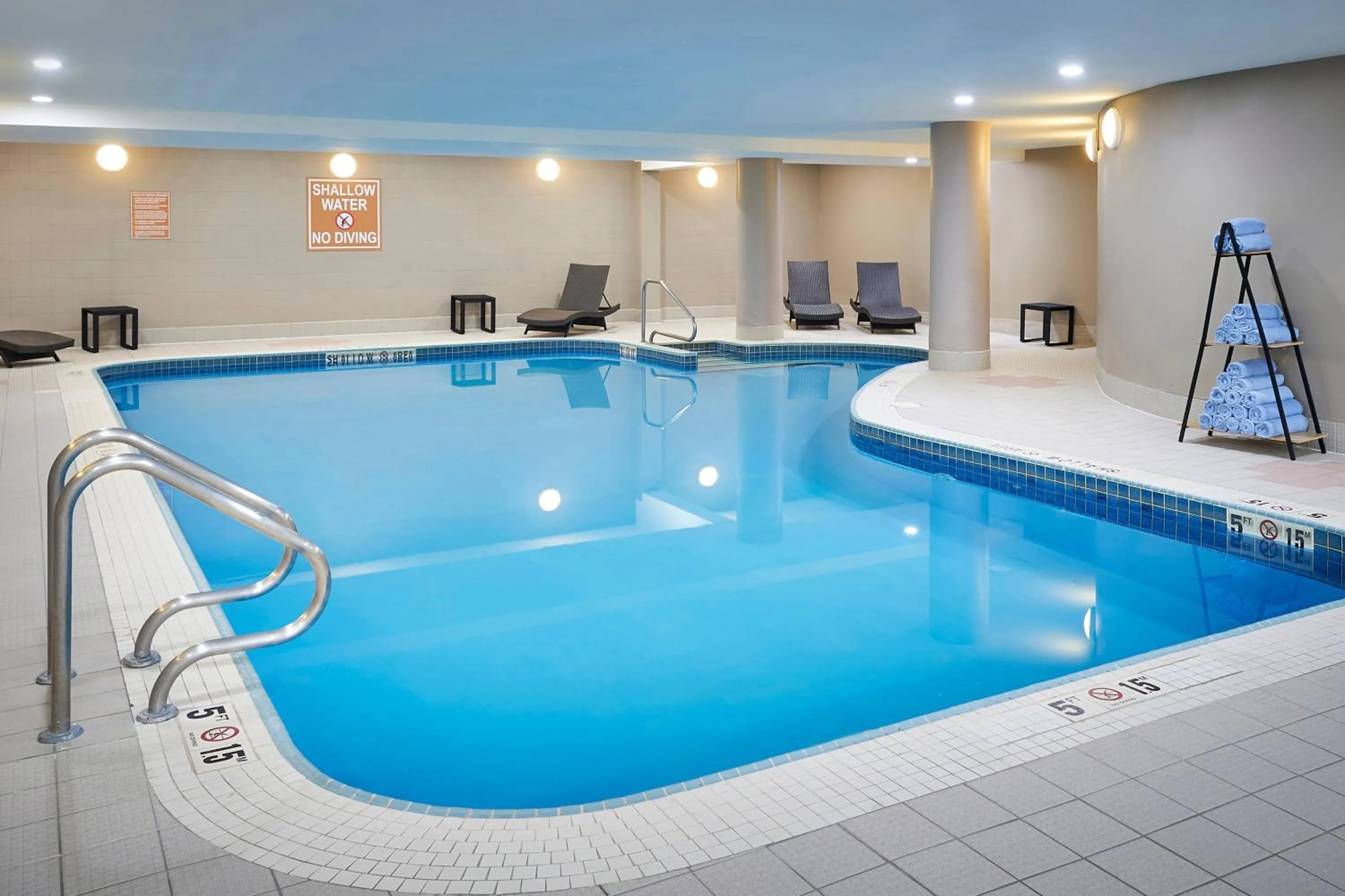 Swimming pool in Delta Hotels by Marriott Toronto Mississauga