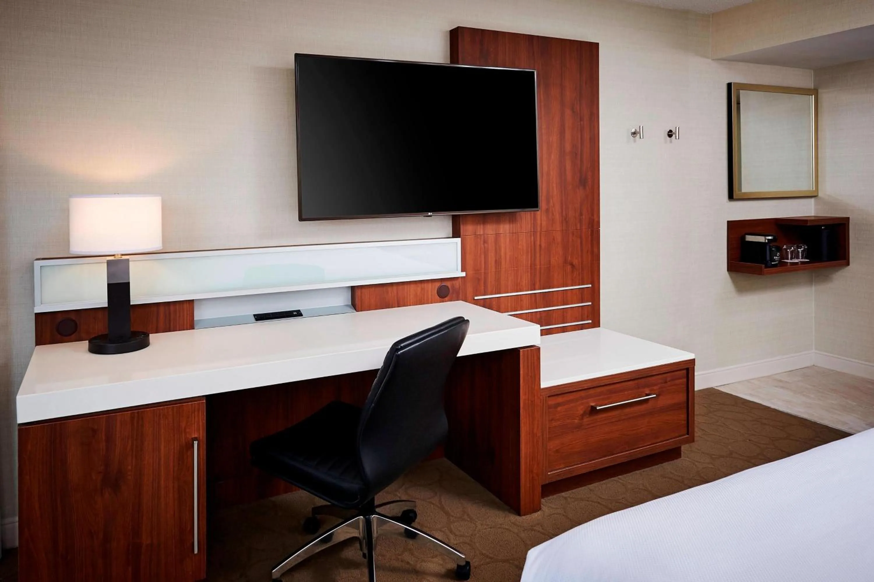 Photo of the whole room, Bed in Delta Hotels by Marriott Toronto Mississauga