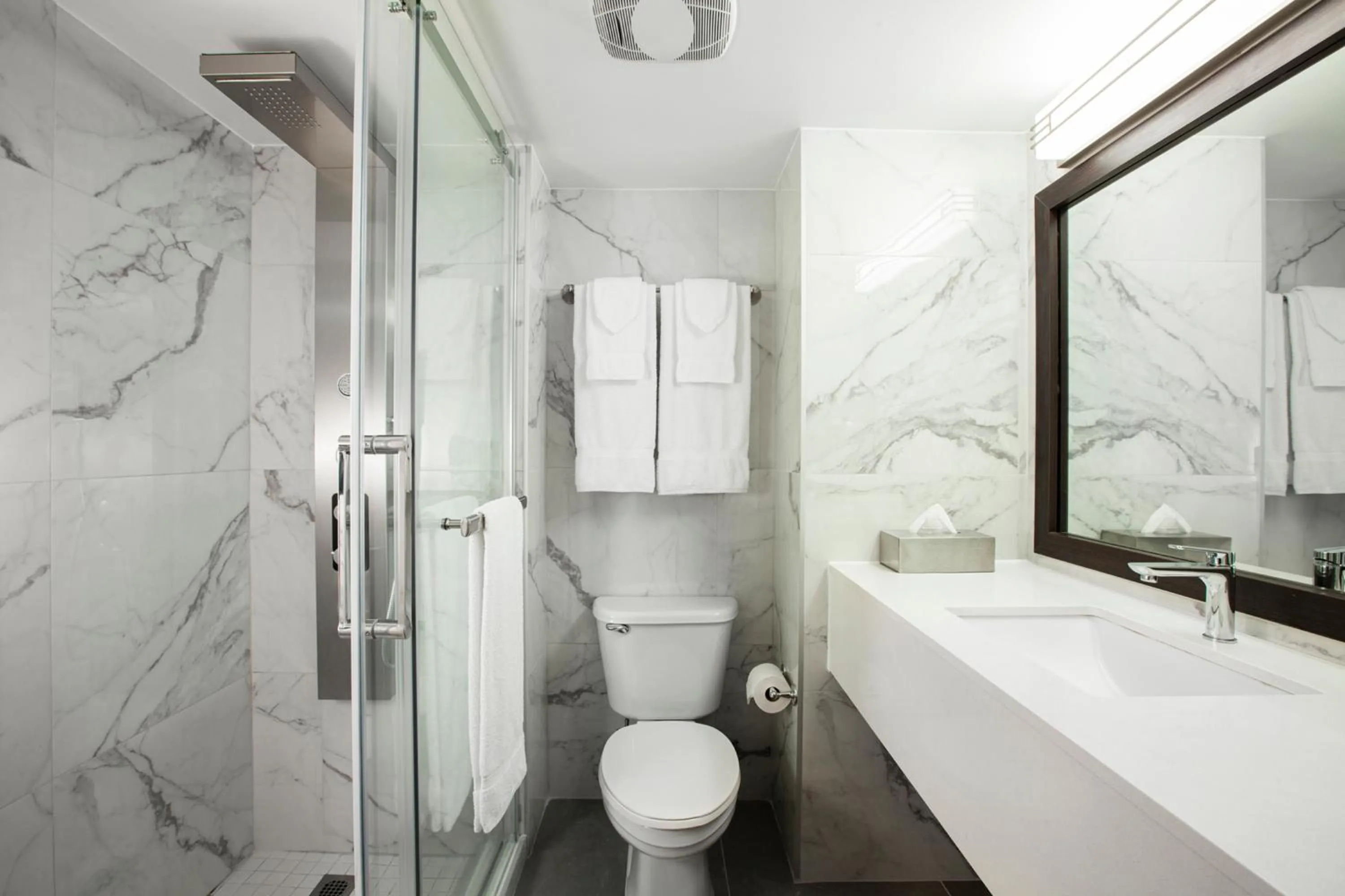 Bathroom in Le Nouvel Hotel