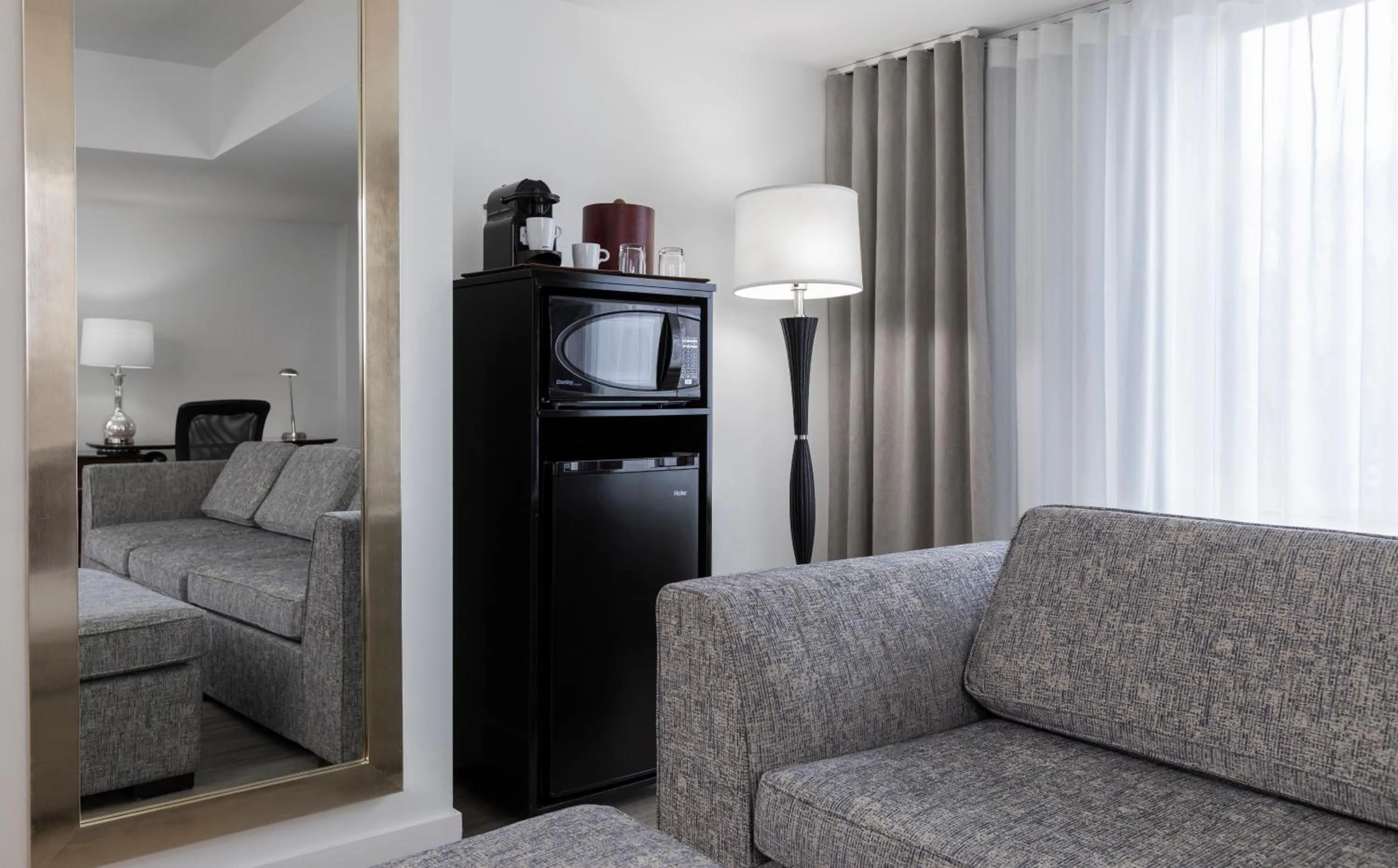 Bedroom in Le Nouvel Hotel