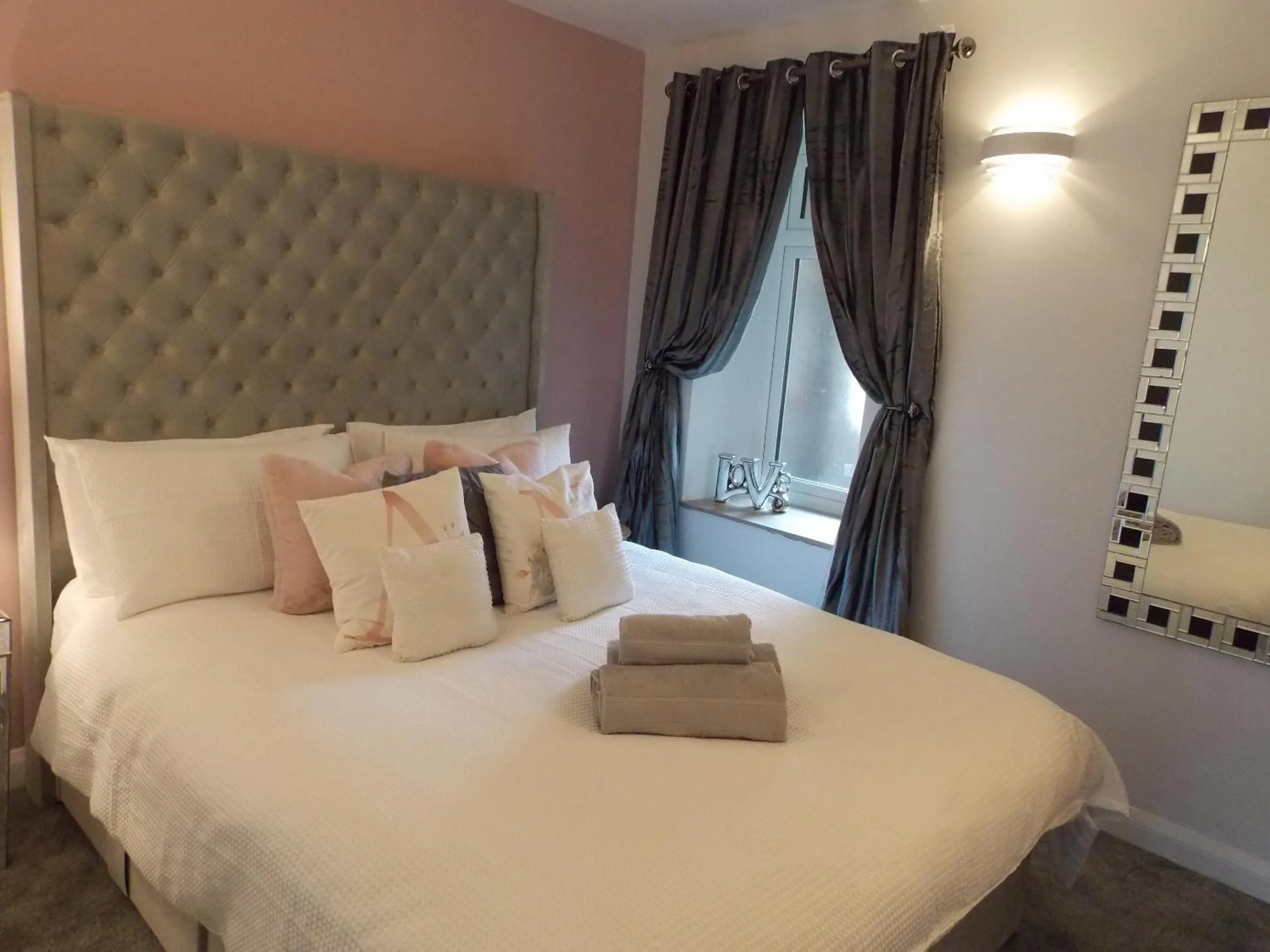 Bedroom, Bed in Eden Suite Sasco Apartments