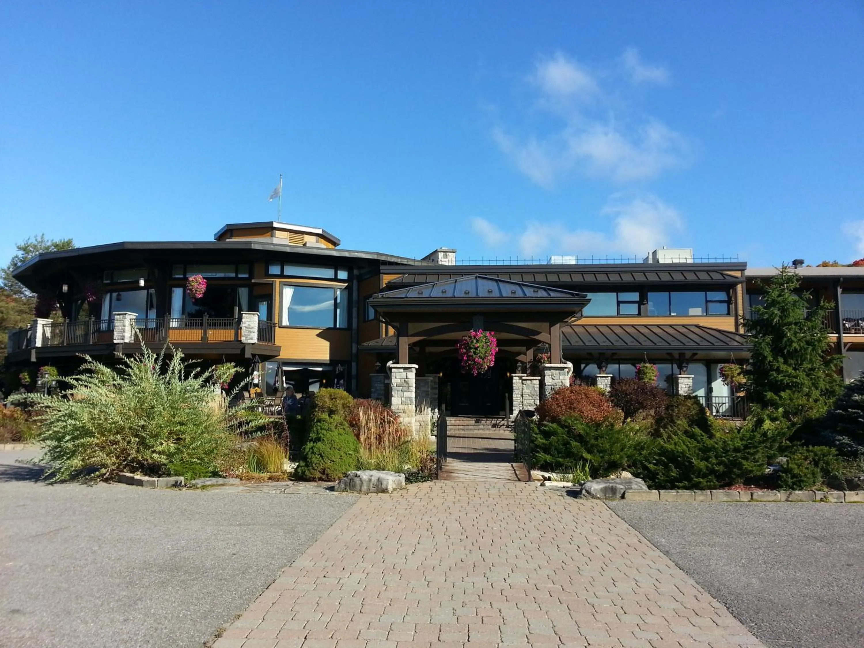 Facade/entrance in Le Manoir du Lac Delage