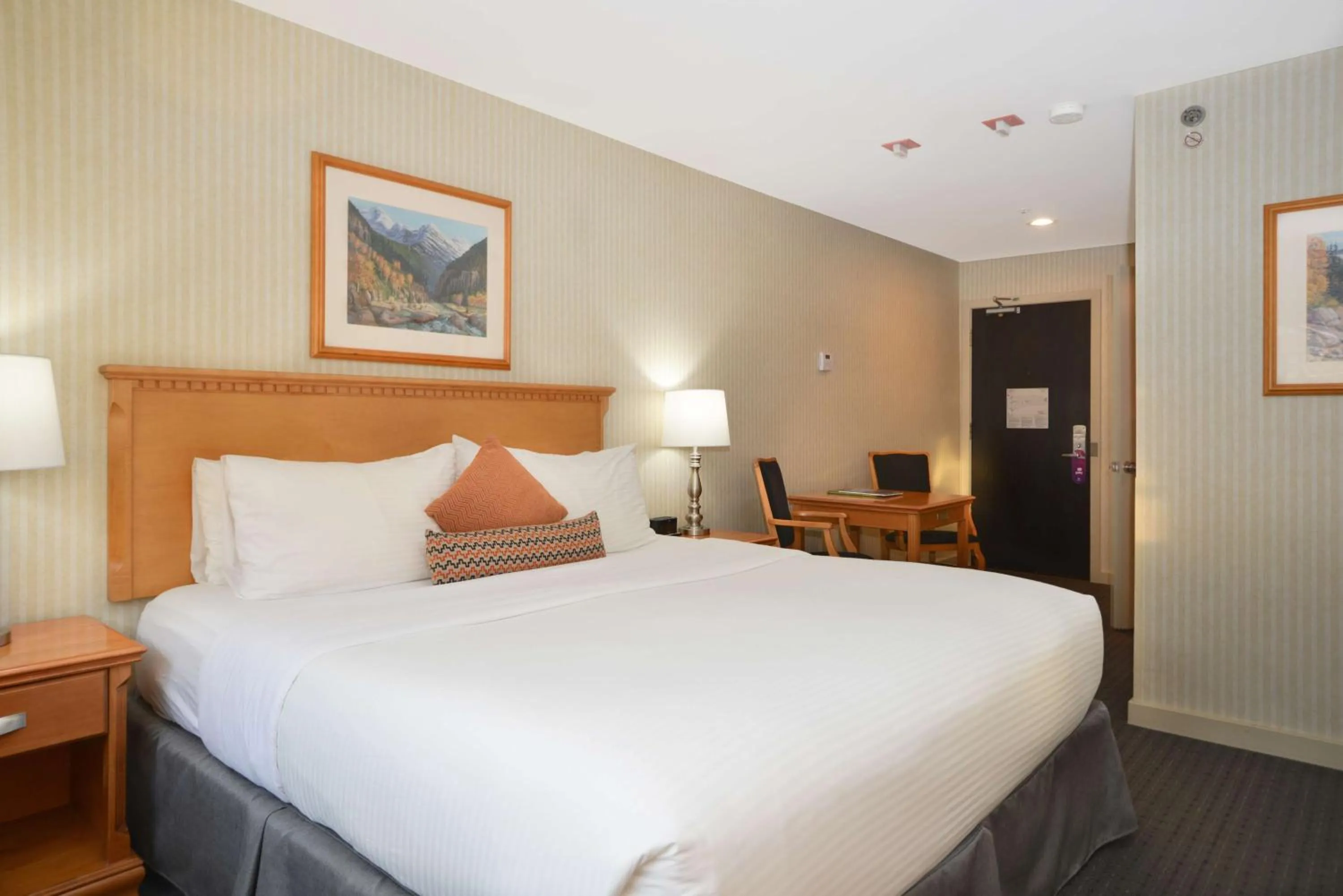 Bedroom, Bed in Listel Whistler, a Coast Hotel