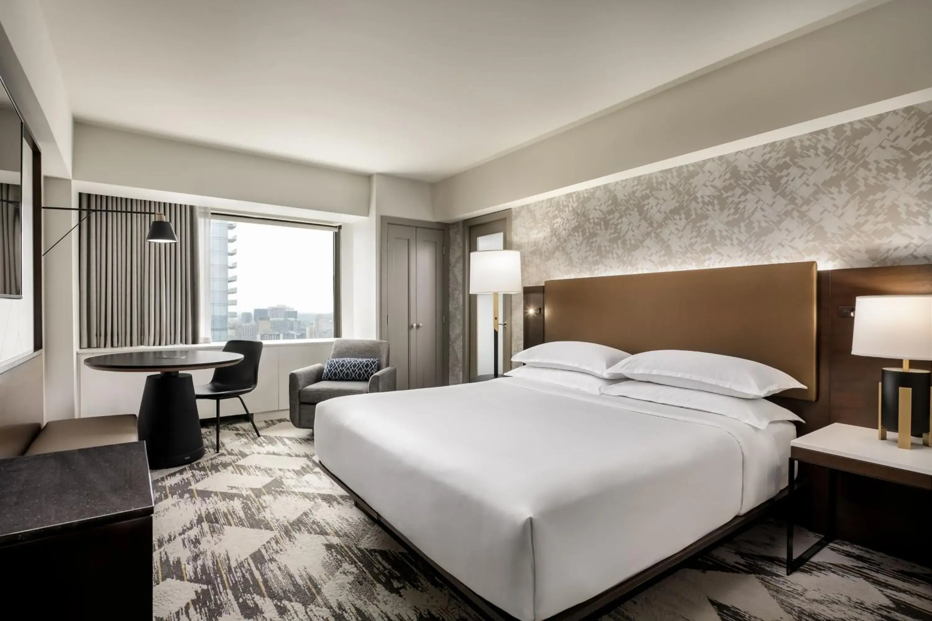 Guest room, 1 Queen in Le Centre Sheraton Montreal Hotel Guest room, 1 Queen in Le Centre Sheraton Montreal Hotel