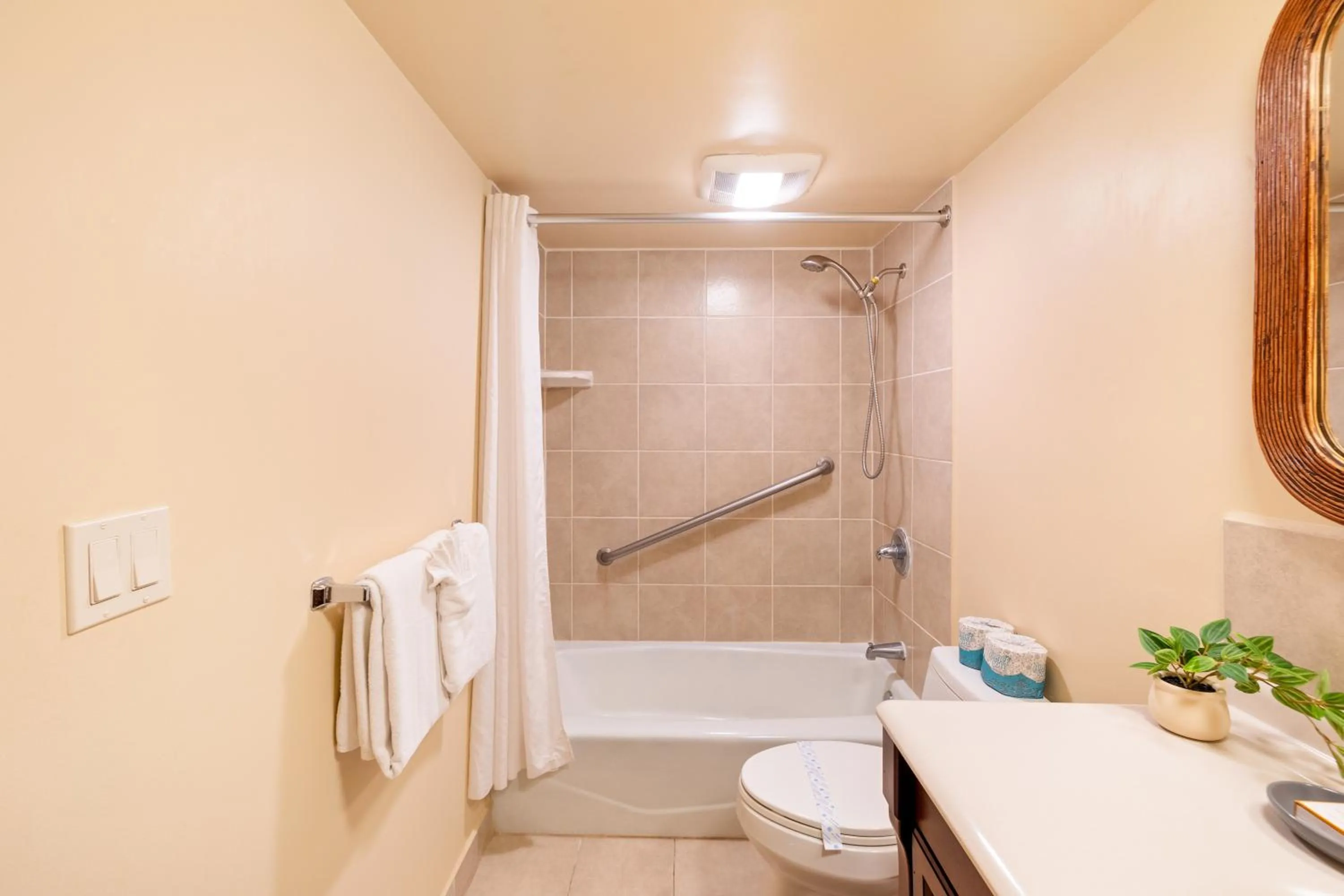 Shower in Diamond Head View Close to Waikiki Beach with Parking