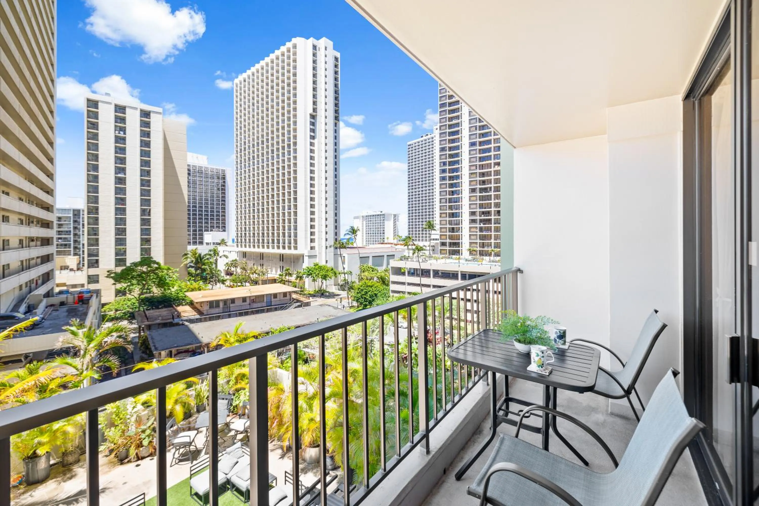 Balcony/Terrace in Diamond Head View Close to Waikiki Beach with Parking