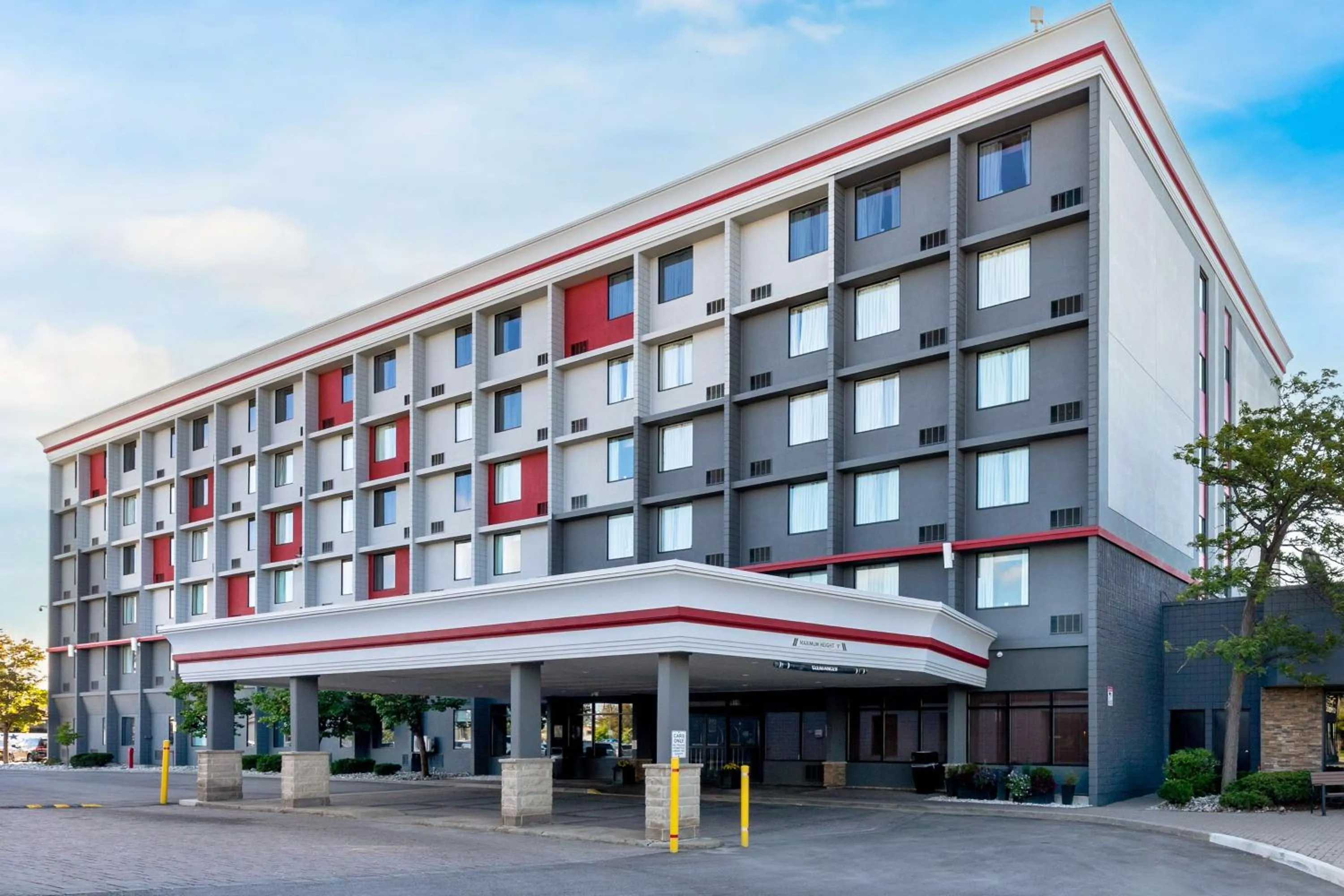 Property building in Best Western Plus Toronto Airport Hotel