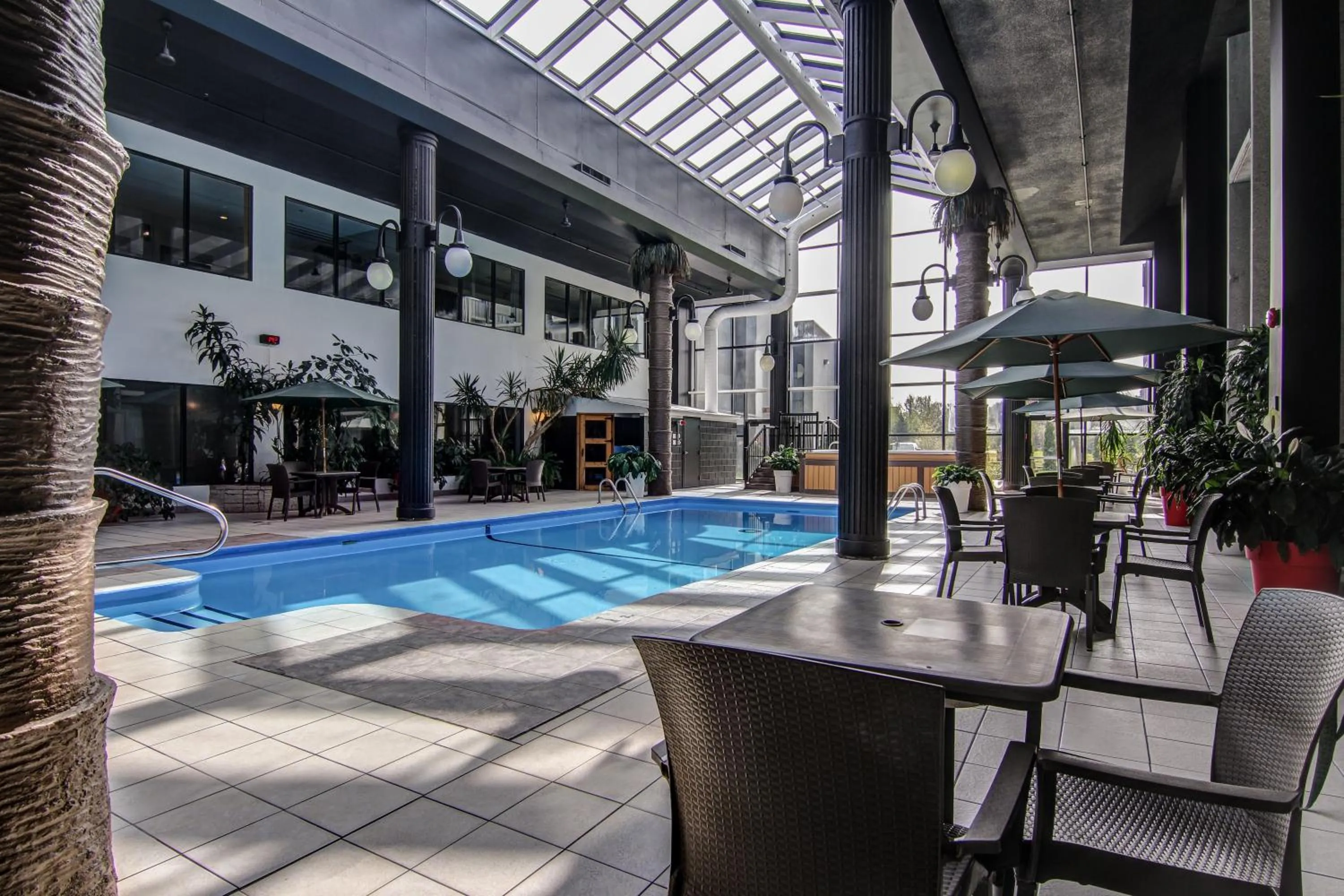 Pool view in La Saguenéenne - Hôtel et Centre de Congrès