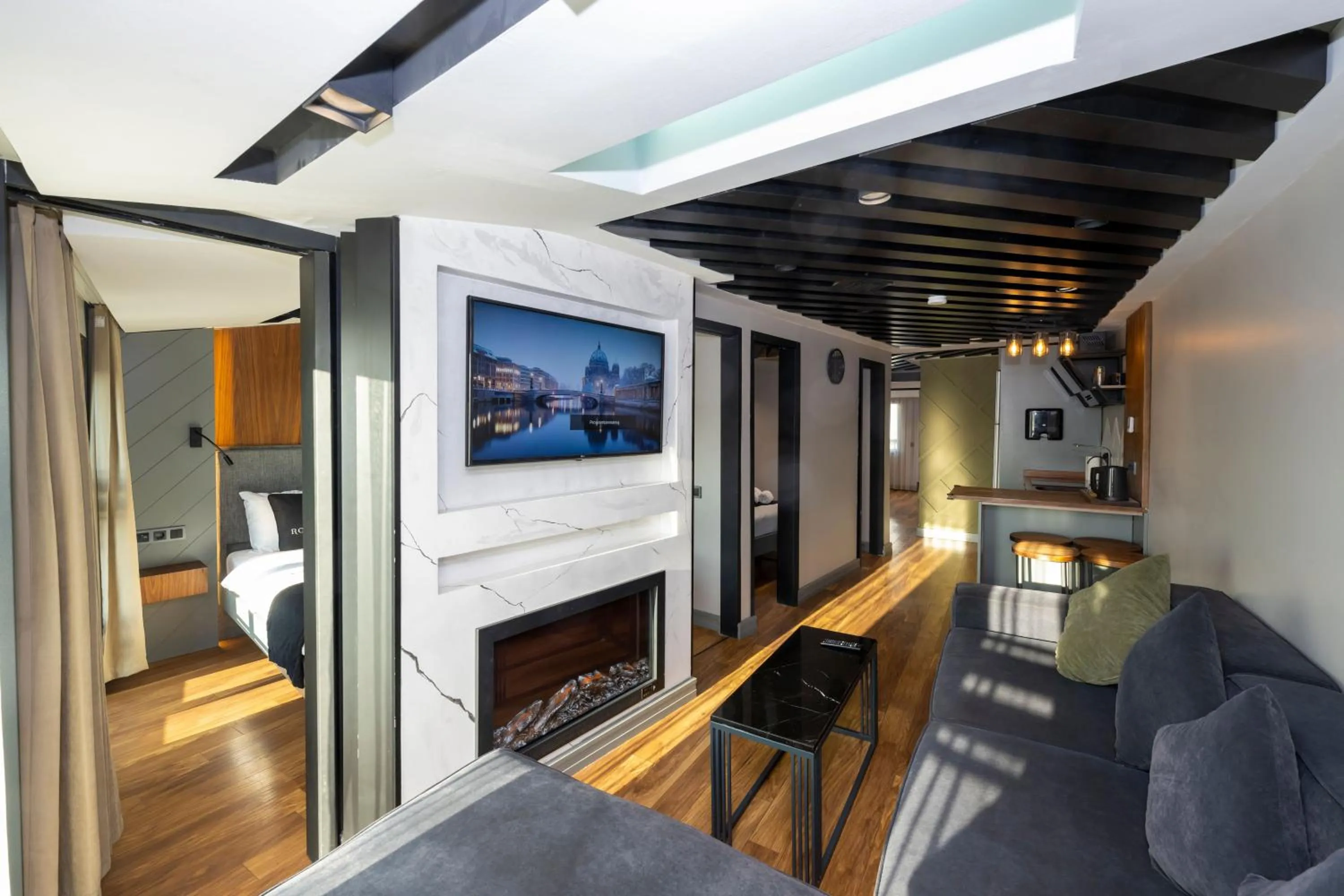 Communal lounge/ TV room in Roe Suite Hotel - TAKSIM