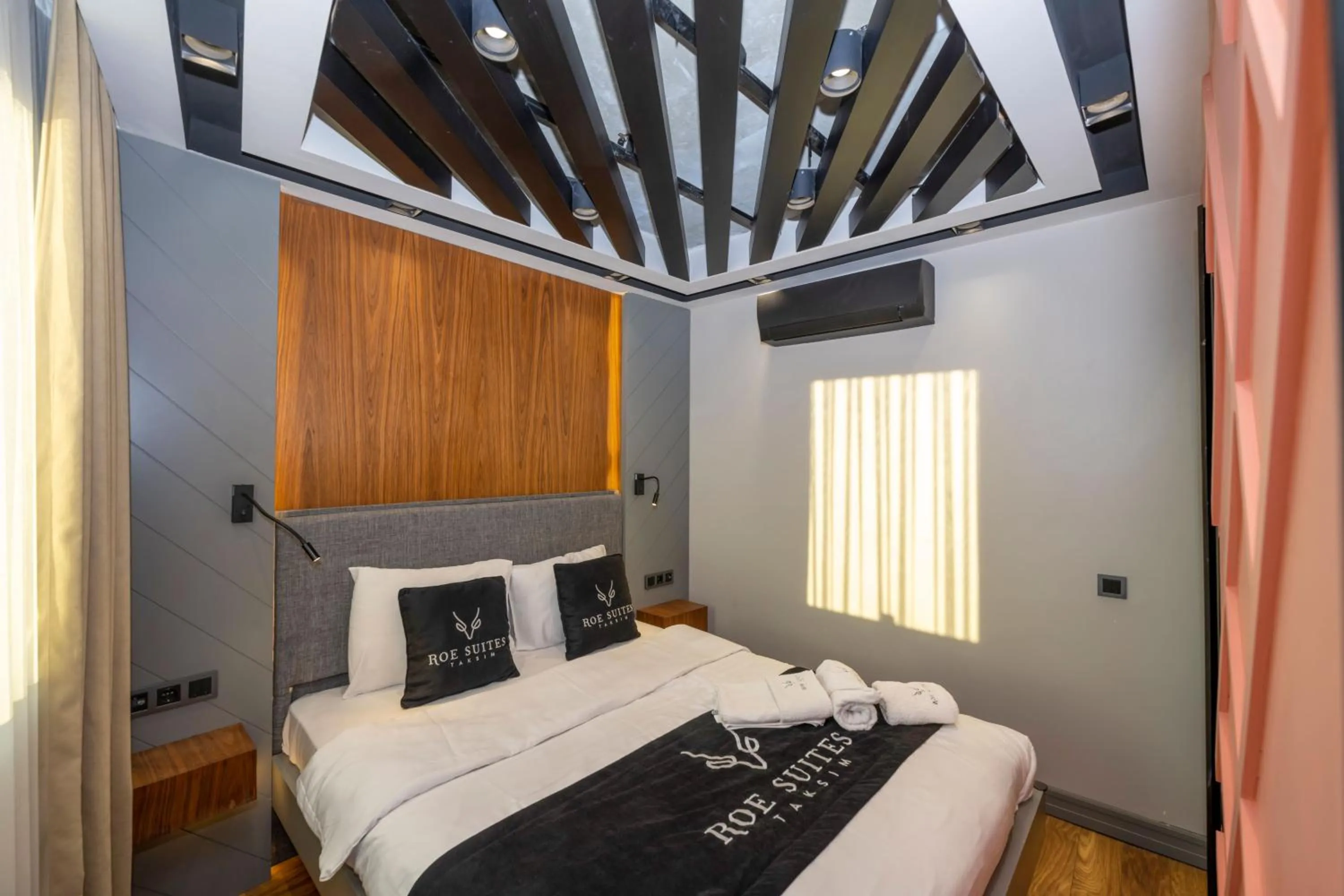 Bed in Roe Suite Hotel - TAKSIM