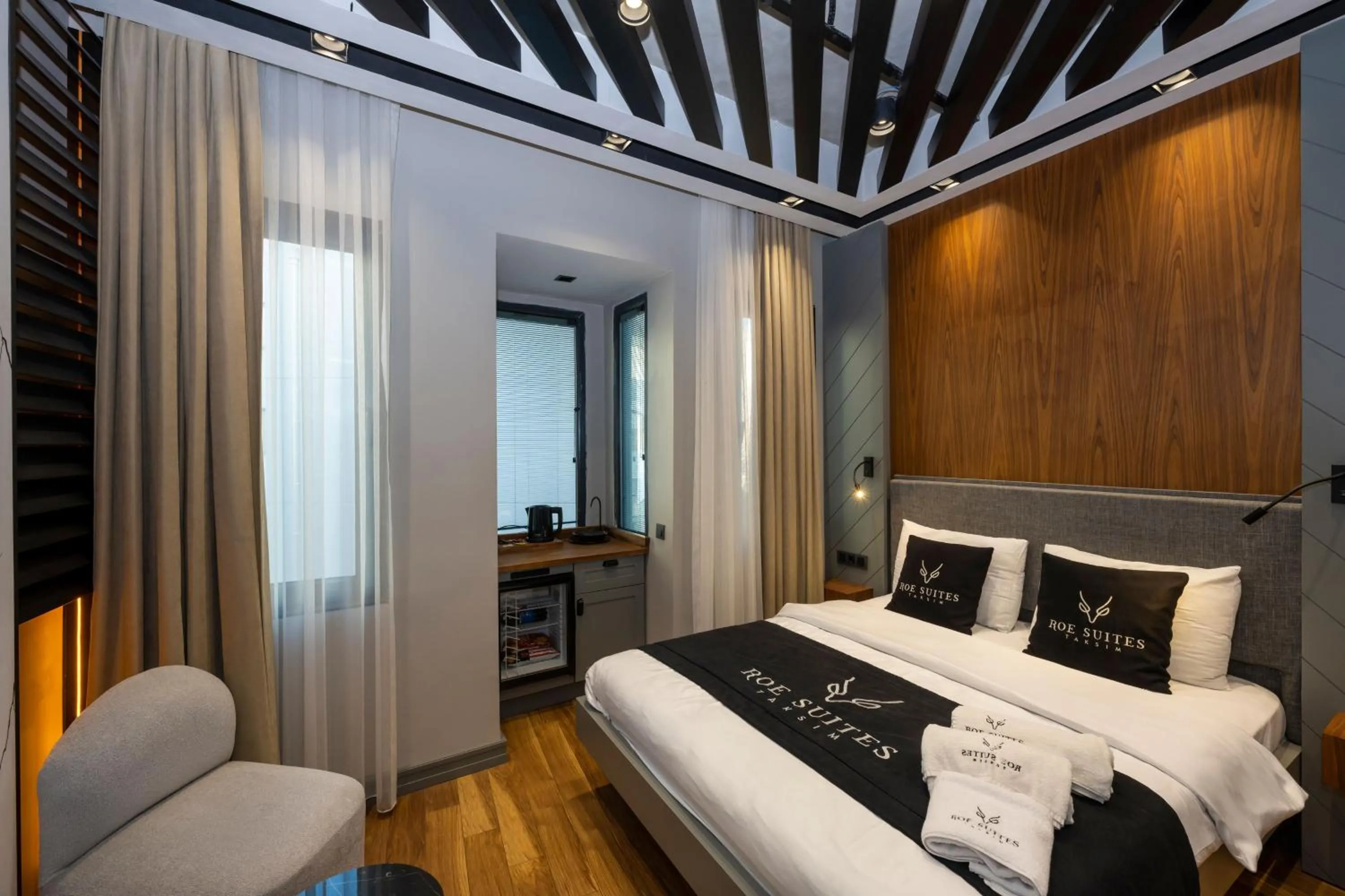 TV and multimedia, Bed in Roe Suite Hotel - TAKSIM