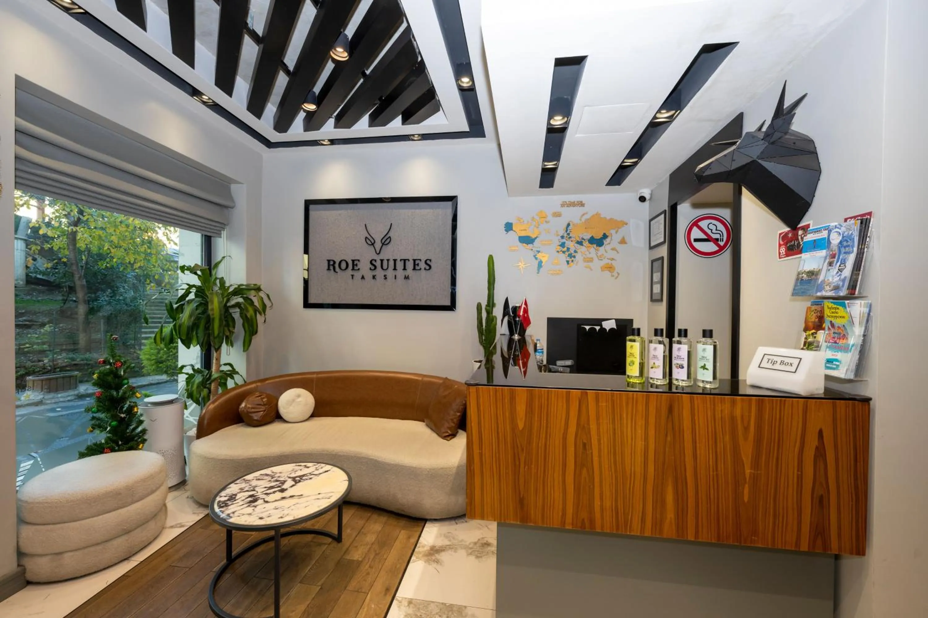 Lobby or reception in Roe Suite Hotel - TAKSIM