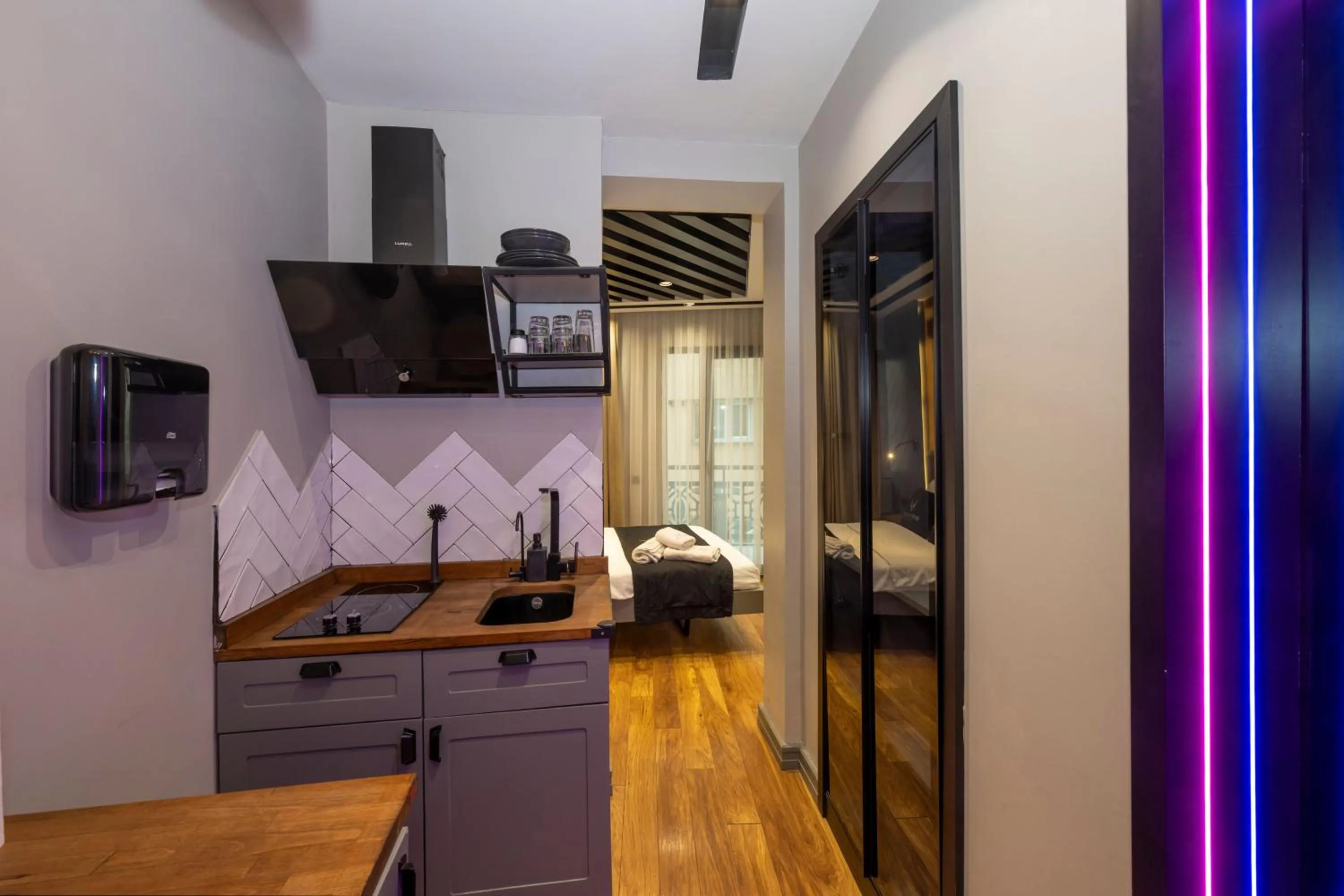 Kitchen or kitchenette, Bed in Roe Suite Hotel - TAKSIM
