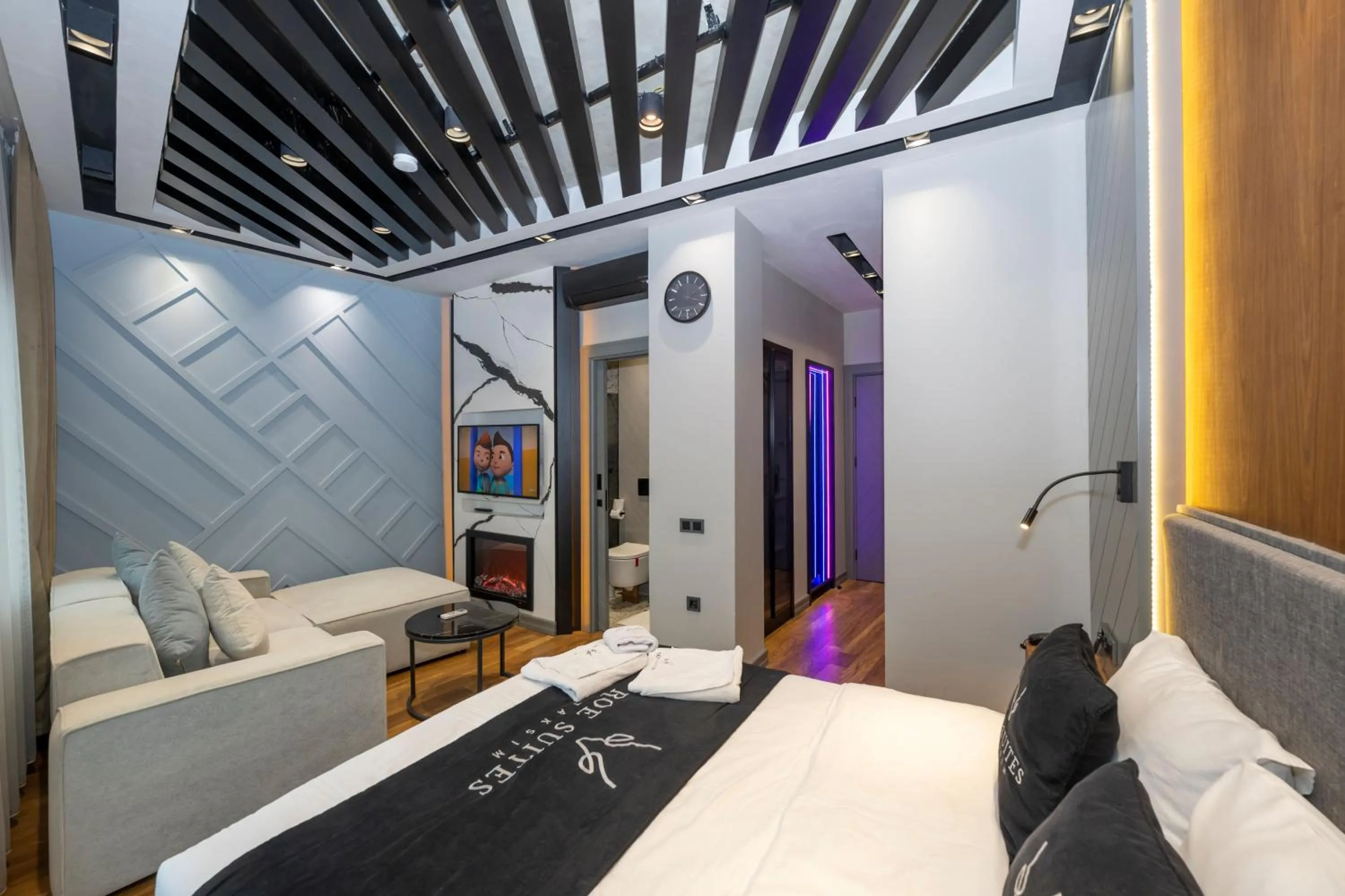 Bed in Roe Suite Hotel - TAKSIM