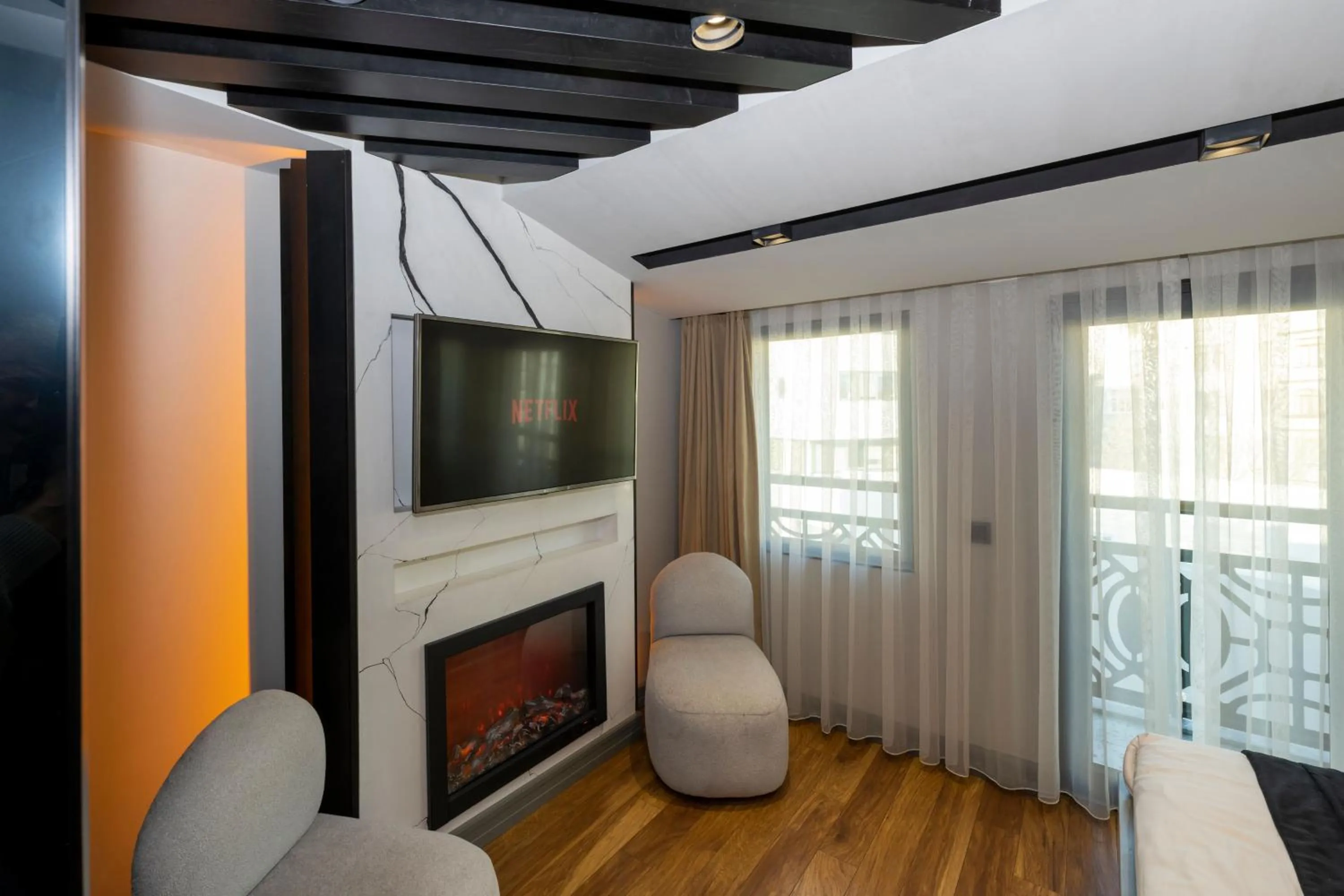 TV and multimedia in Roe Suite Hotel - TAKSIM